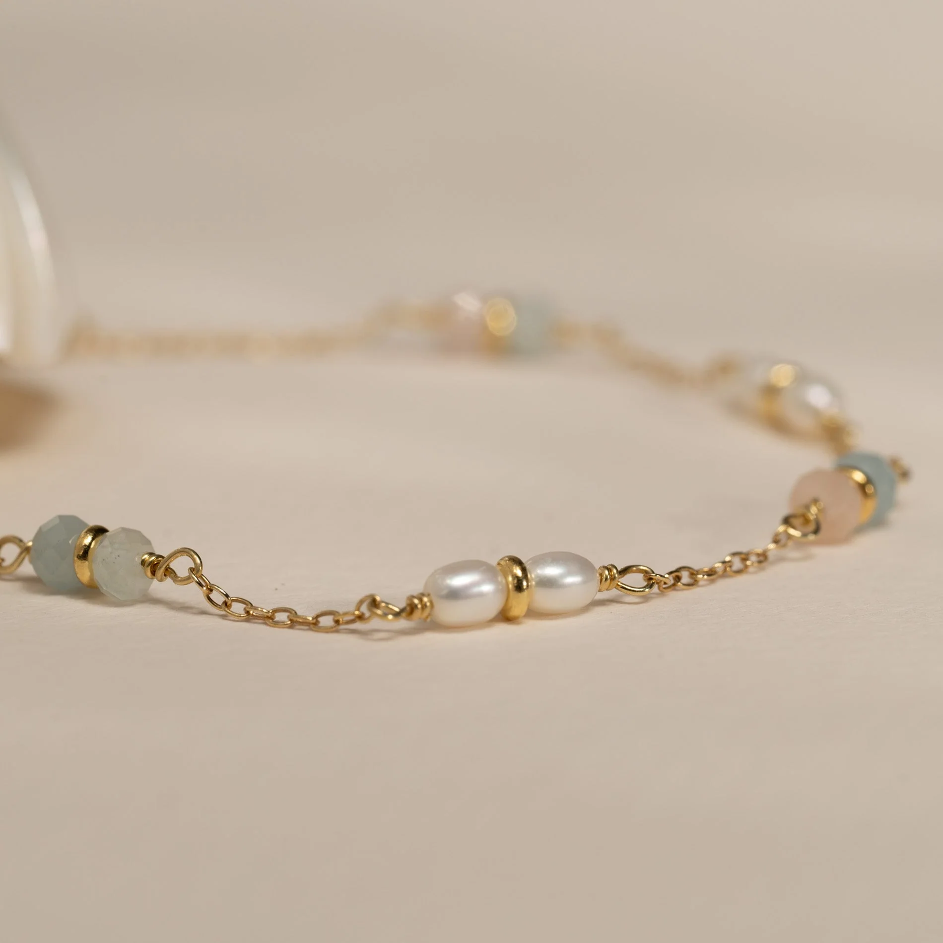 ADIRA MORGANITE PEARL GOLDEN BRACELET - Image 3
