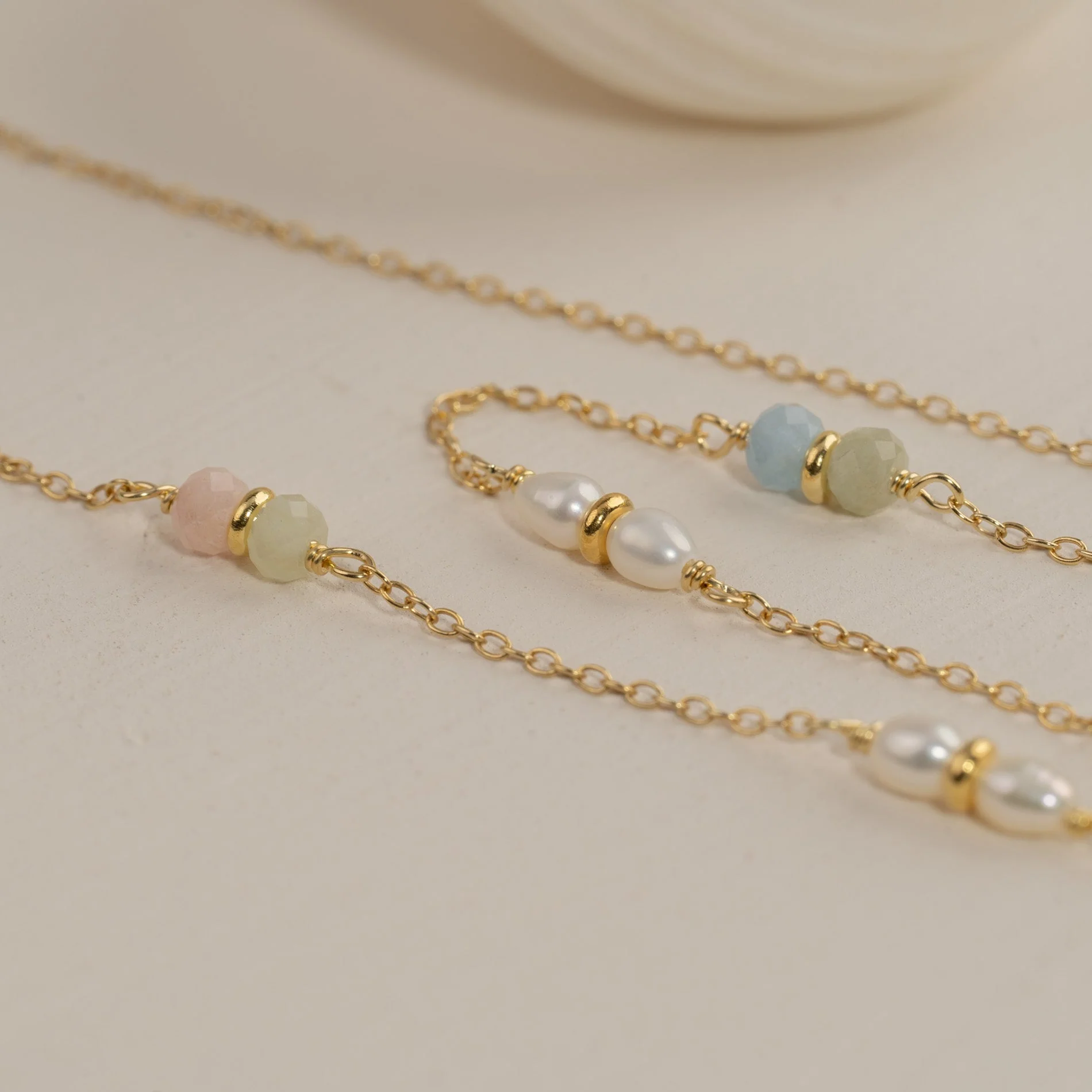 ADIRA MORGANITE PEARL GOLDEN NECKLACE - Image 3