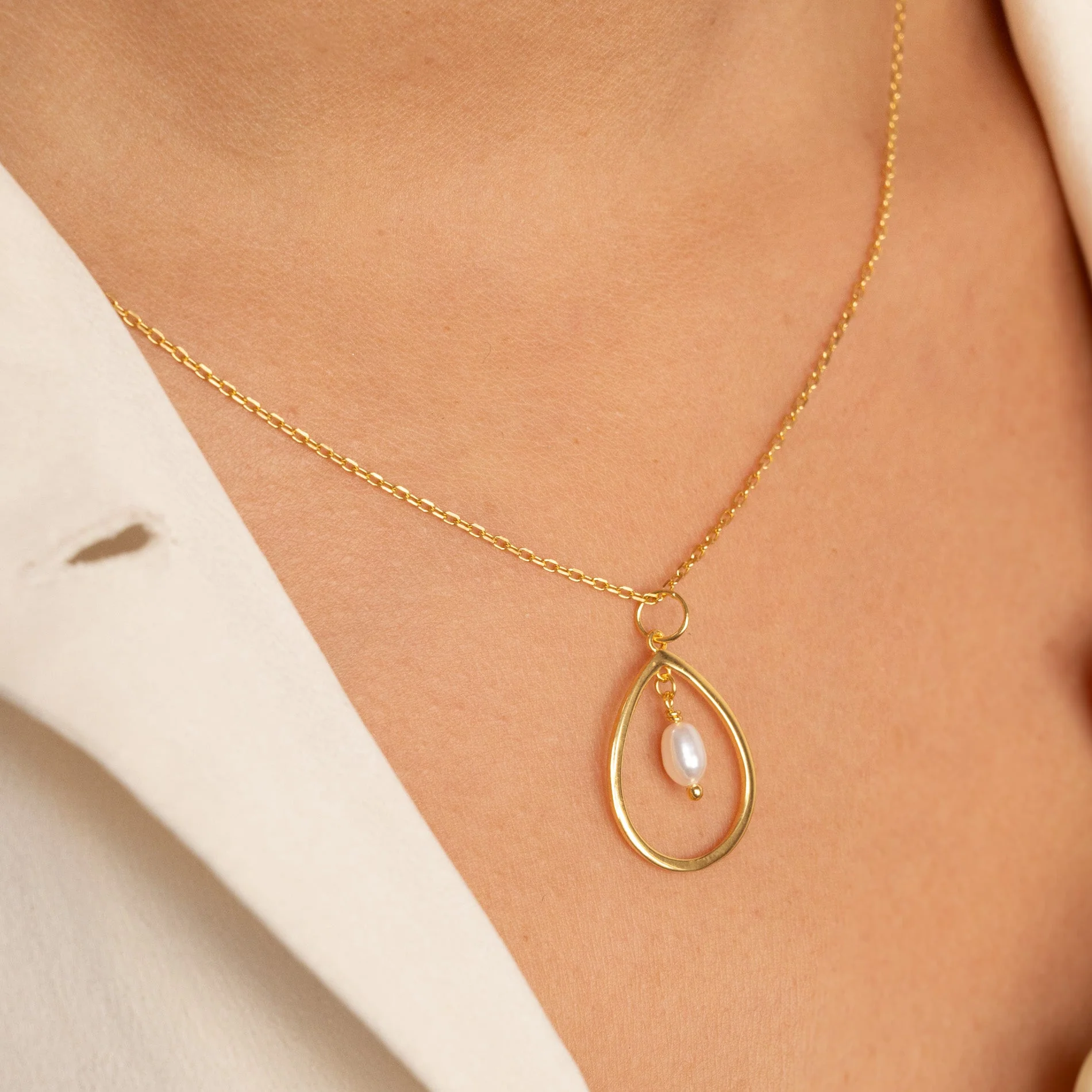 ALEXANDRA PEARL GOLDEN PENDANT - Image 2