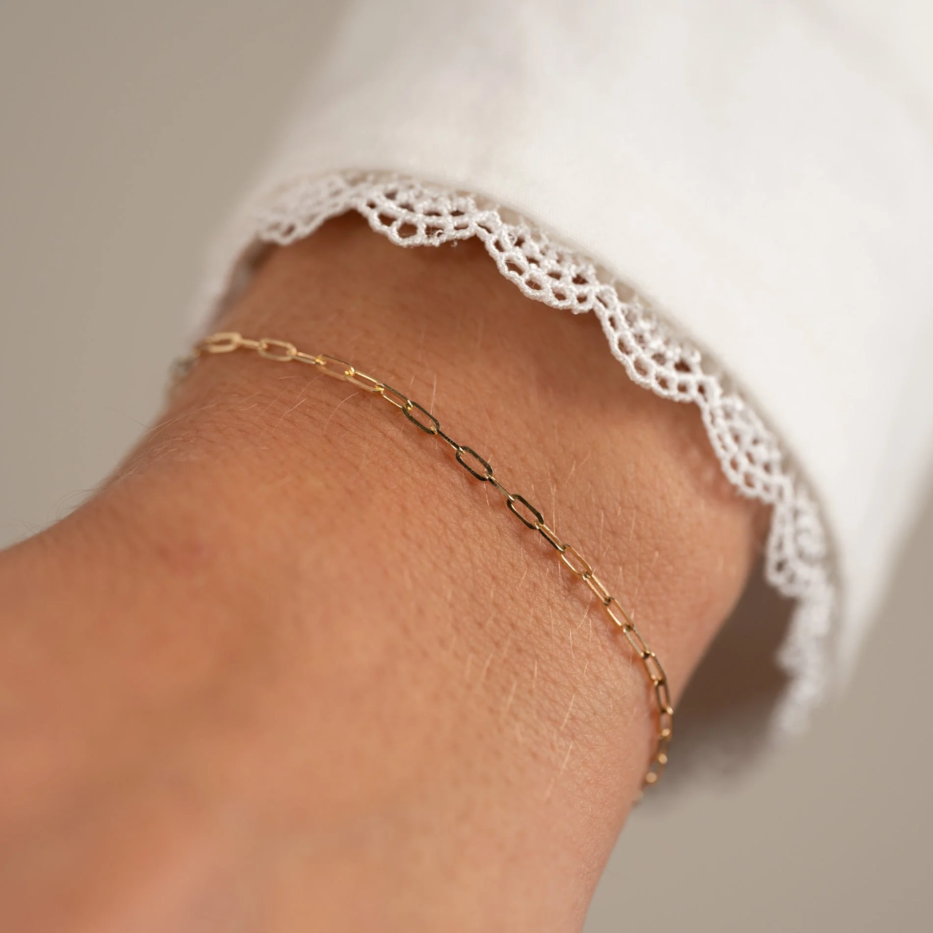 ALMA SMALL SOLID GOLD BRACELET - Image 2