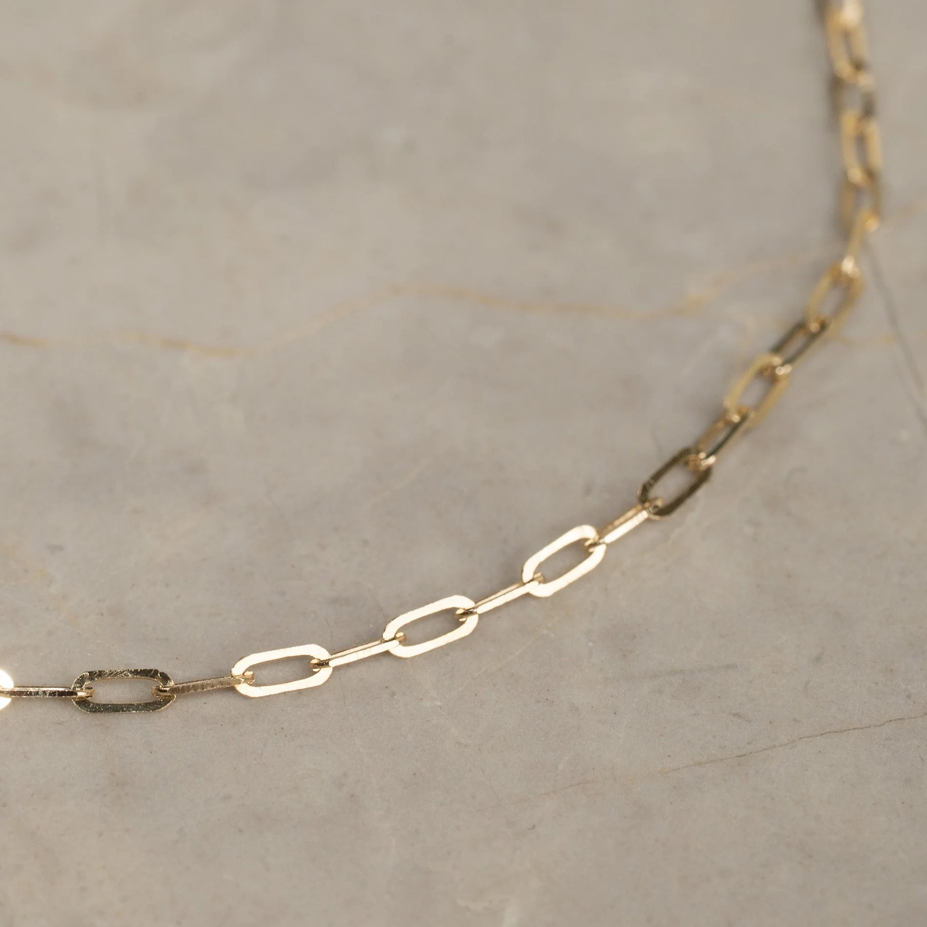 ALMA SMALL SOLID GOLD BRACELET - Image 3