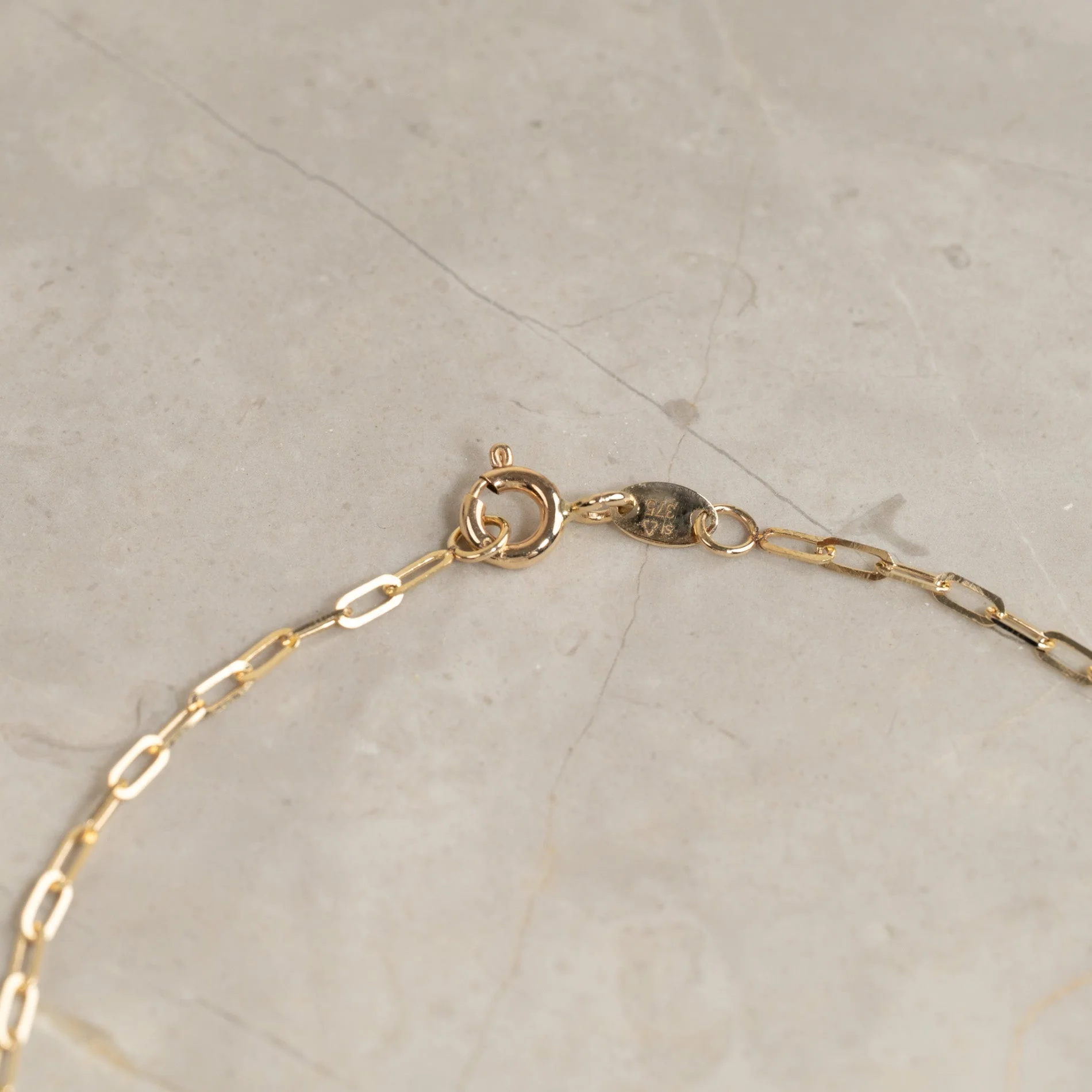 ALMA SMALL SOLID GOLD BRACELET - Image 5