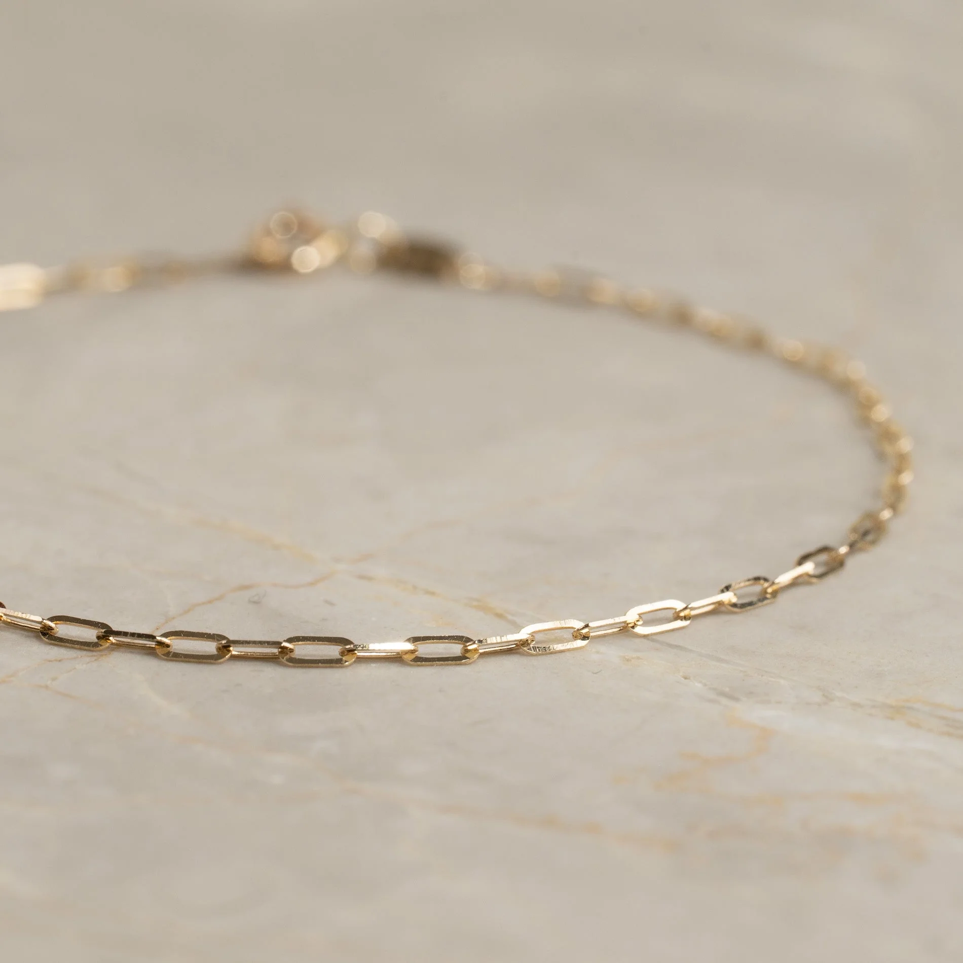 ALMA SMALL SOLID GOLD BRACELET - Image 6