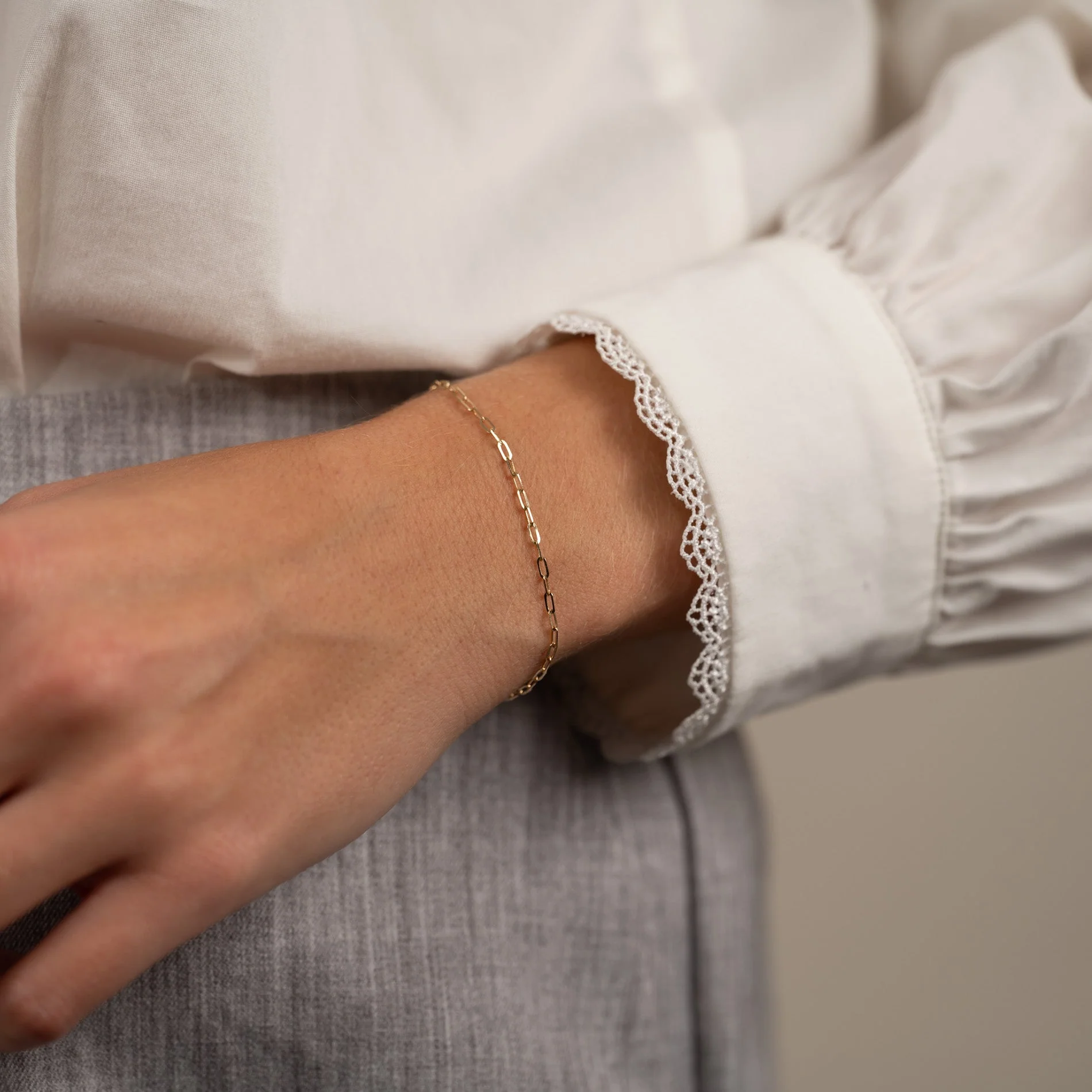 ALMA SMALL SOLID GOLD BRACELET - Image 7