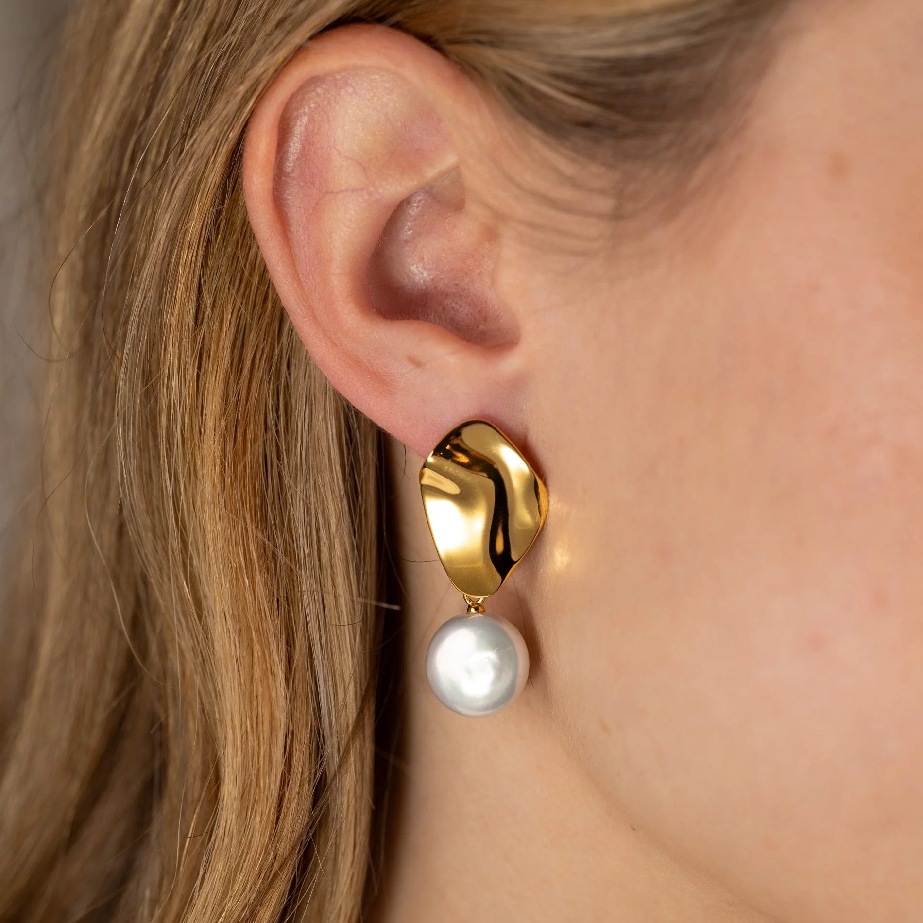 ALMIRA PEARL GOLDEN EARRING - Image 2