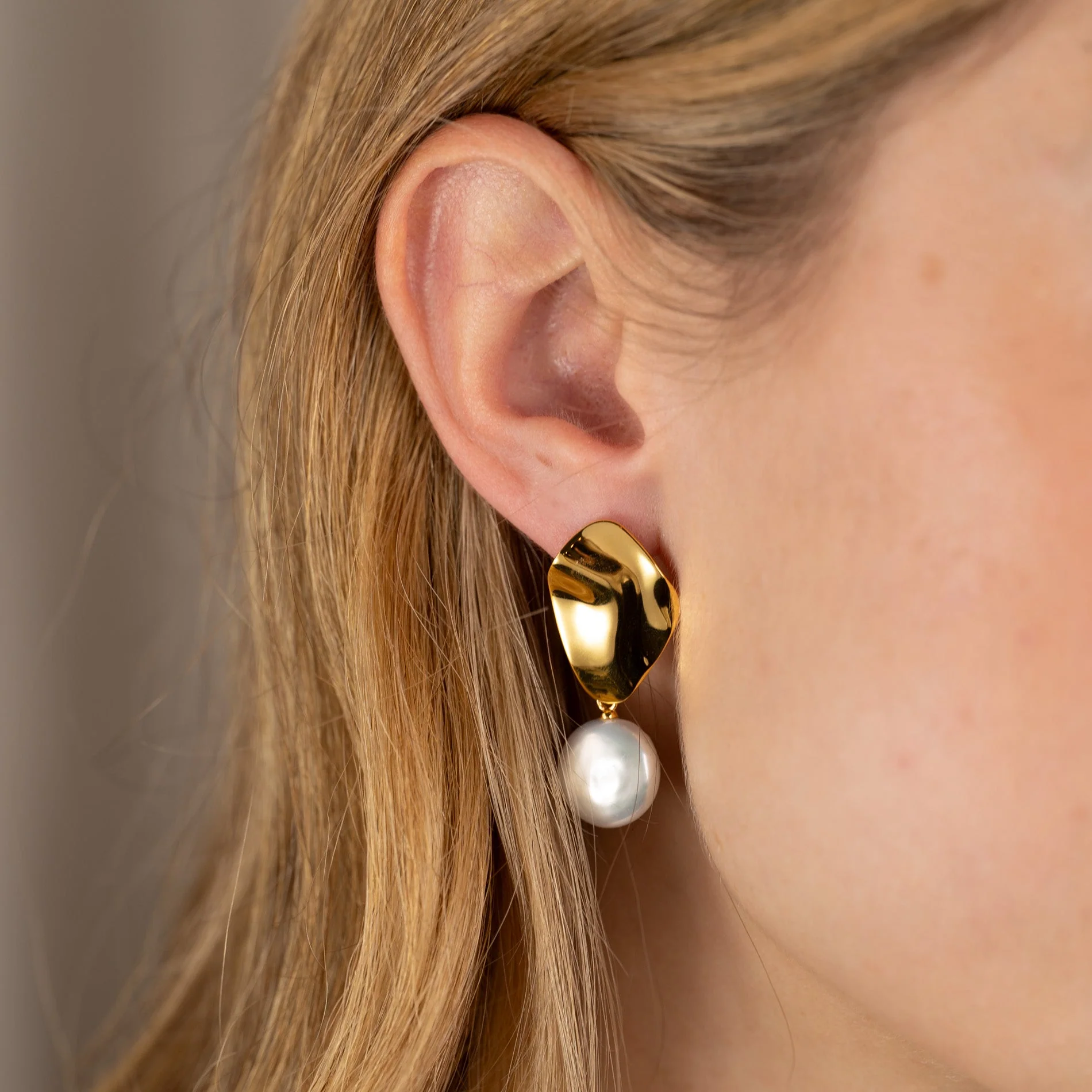 ALMIRA PEARL GOLDEN EARRING - Image 3