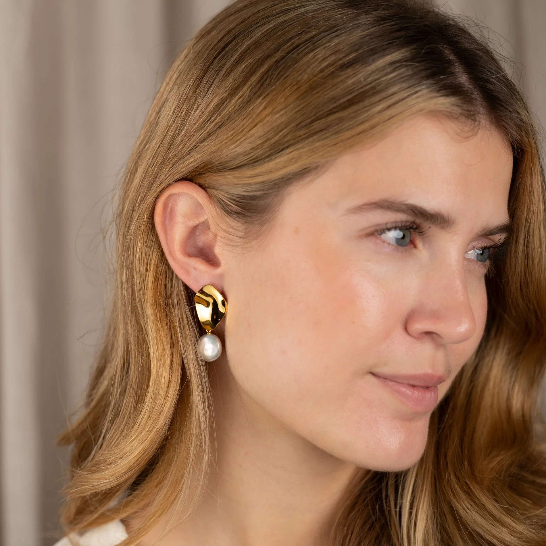 ALMIRA PEARL GOLDEN EARRING - Image 5
