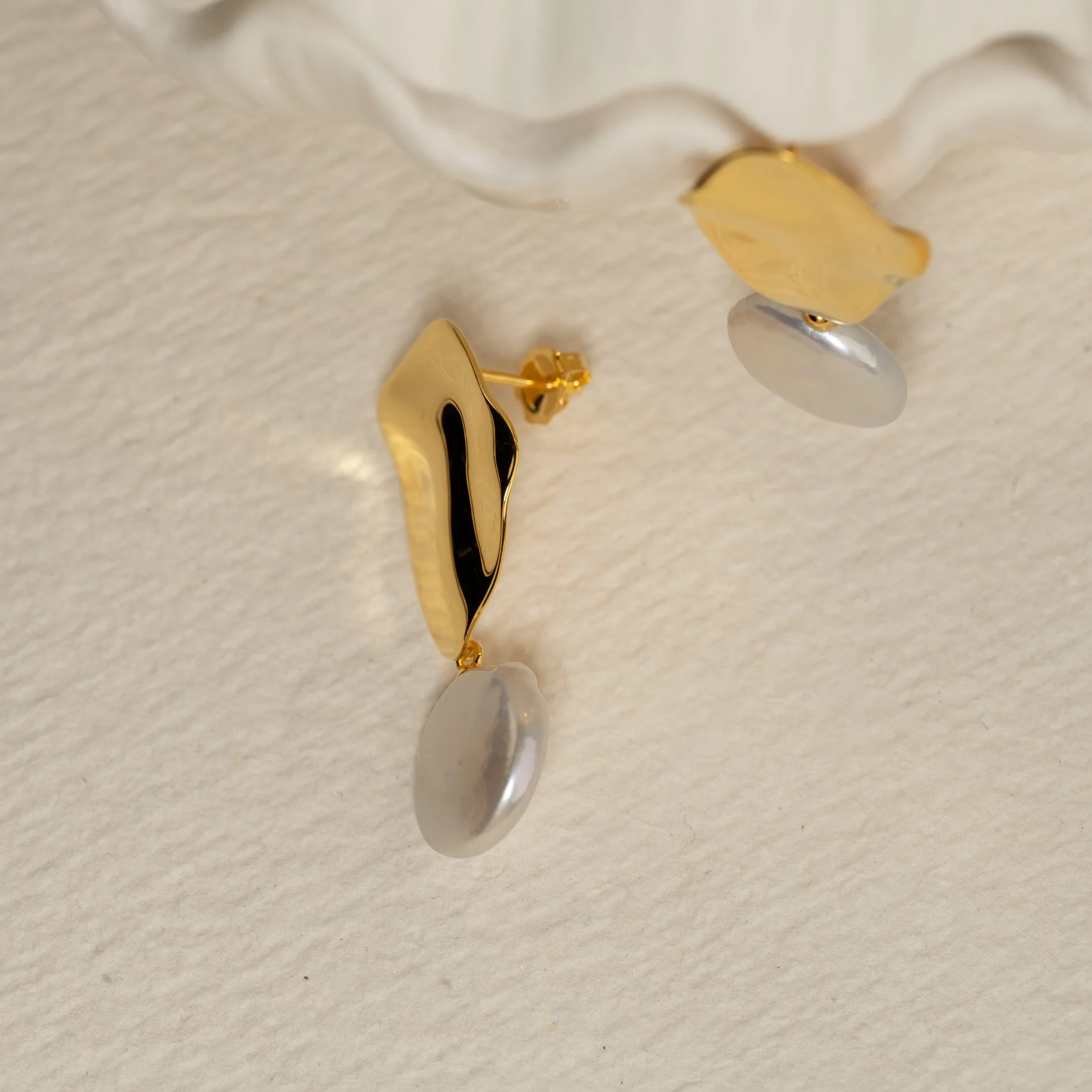 ALMIRA PEARL GOLDEN EARRING - Image 6