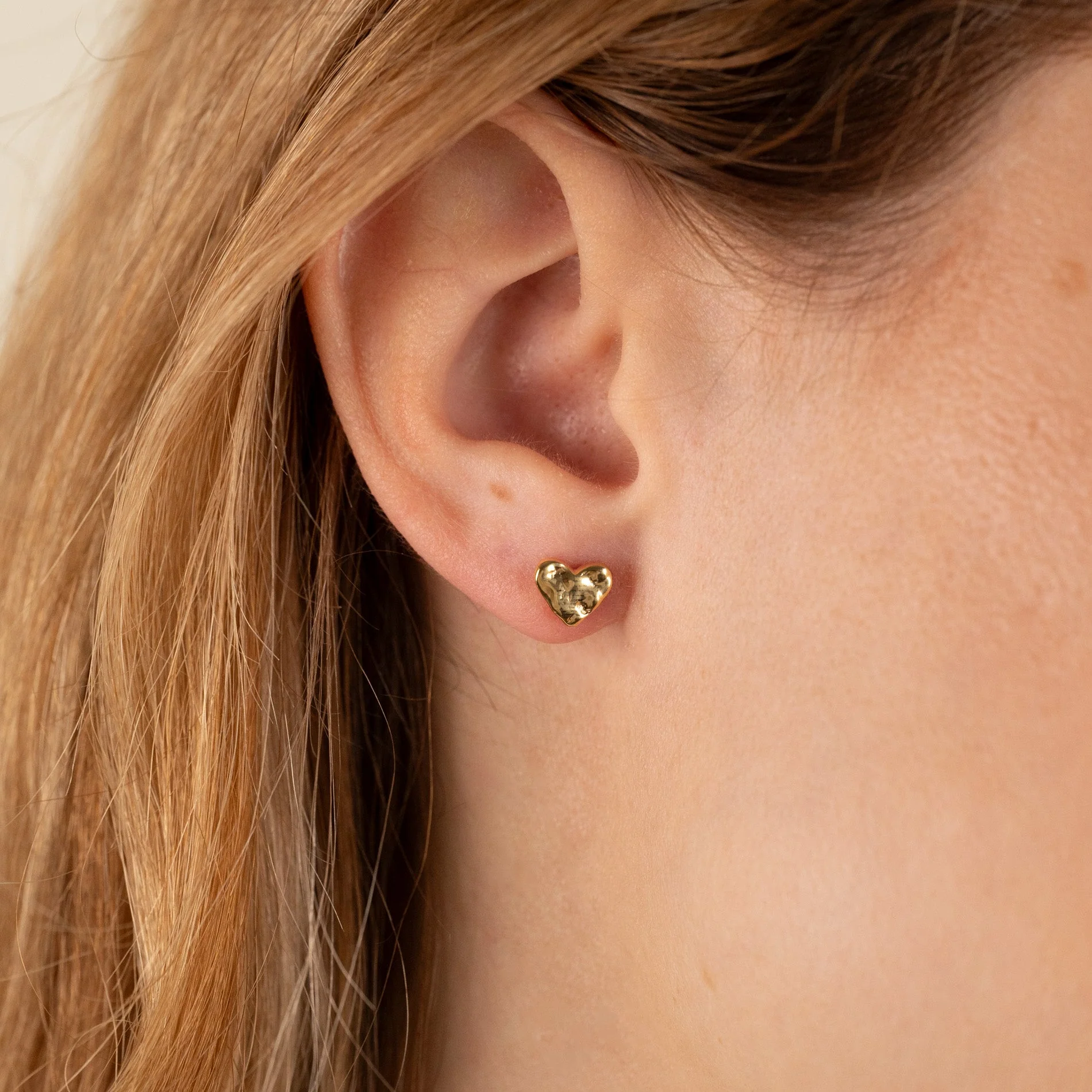 AMABEL GOLDEN STUD EARRING - Image 2