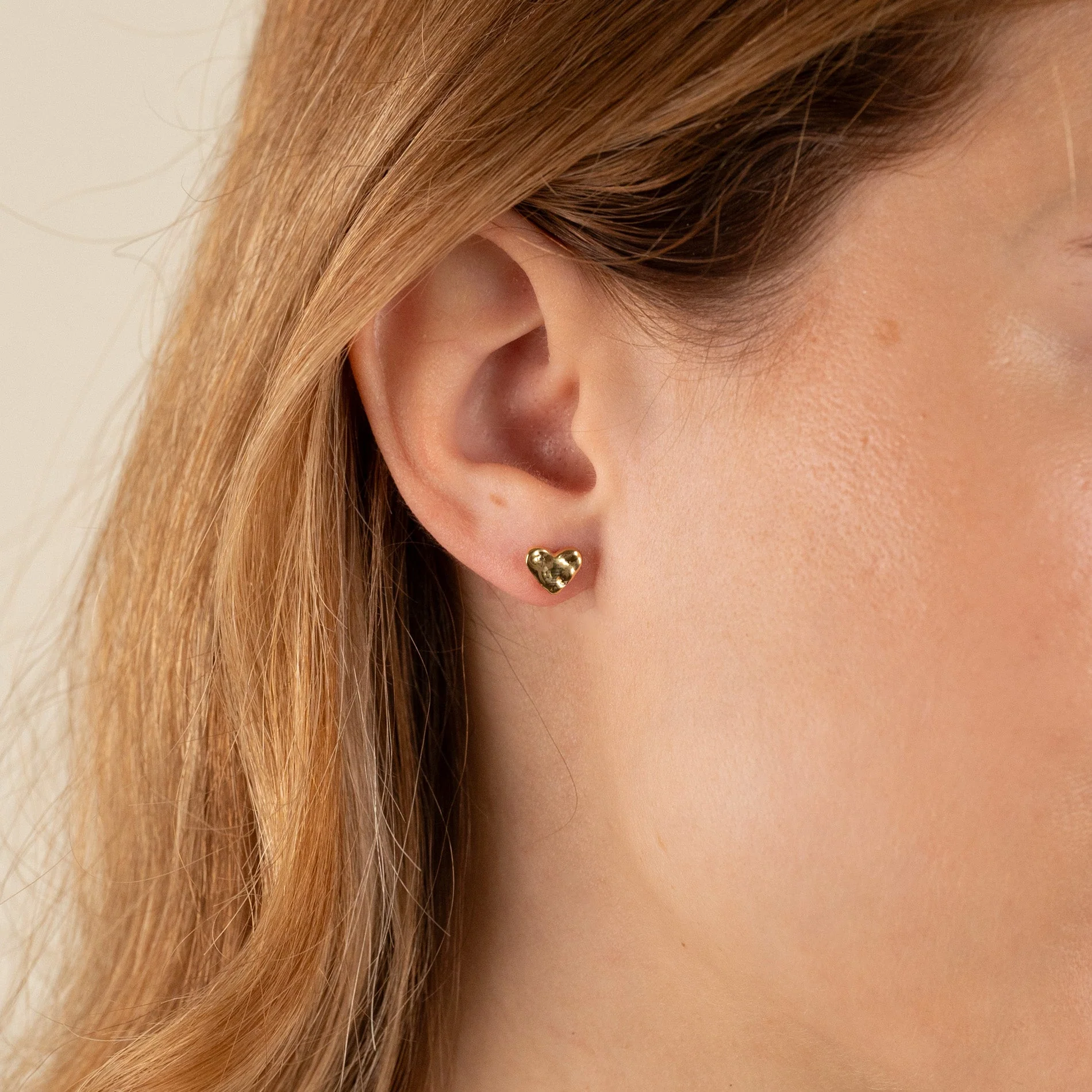 AMABEL GOLDEN STUD EARRING - Image 4