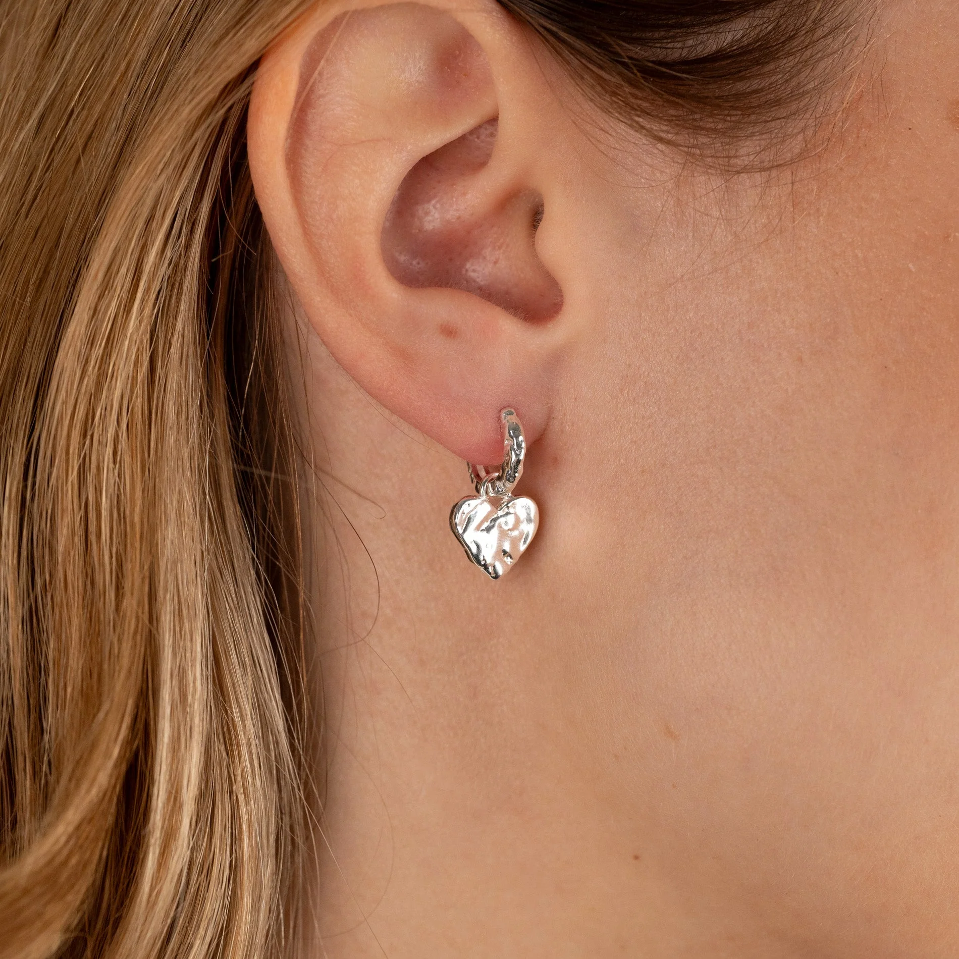 AMABEL SILVER HUGGIE EARRING - Image 2