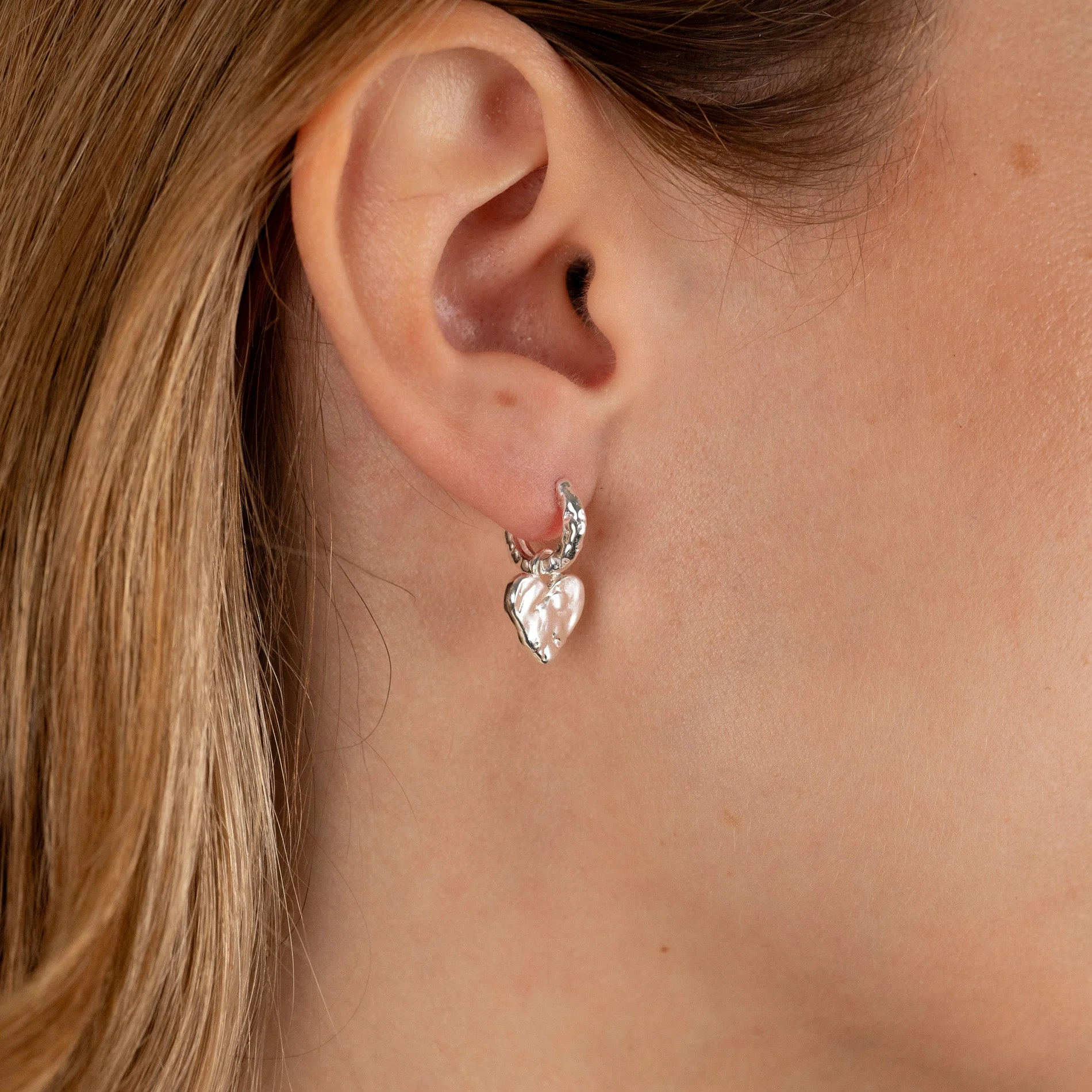 AMABEL SILVER HUGGIE EARRING - Image 6