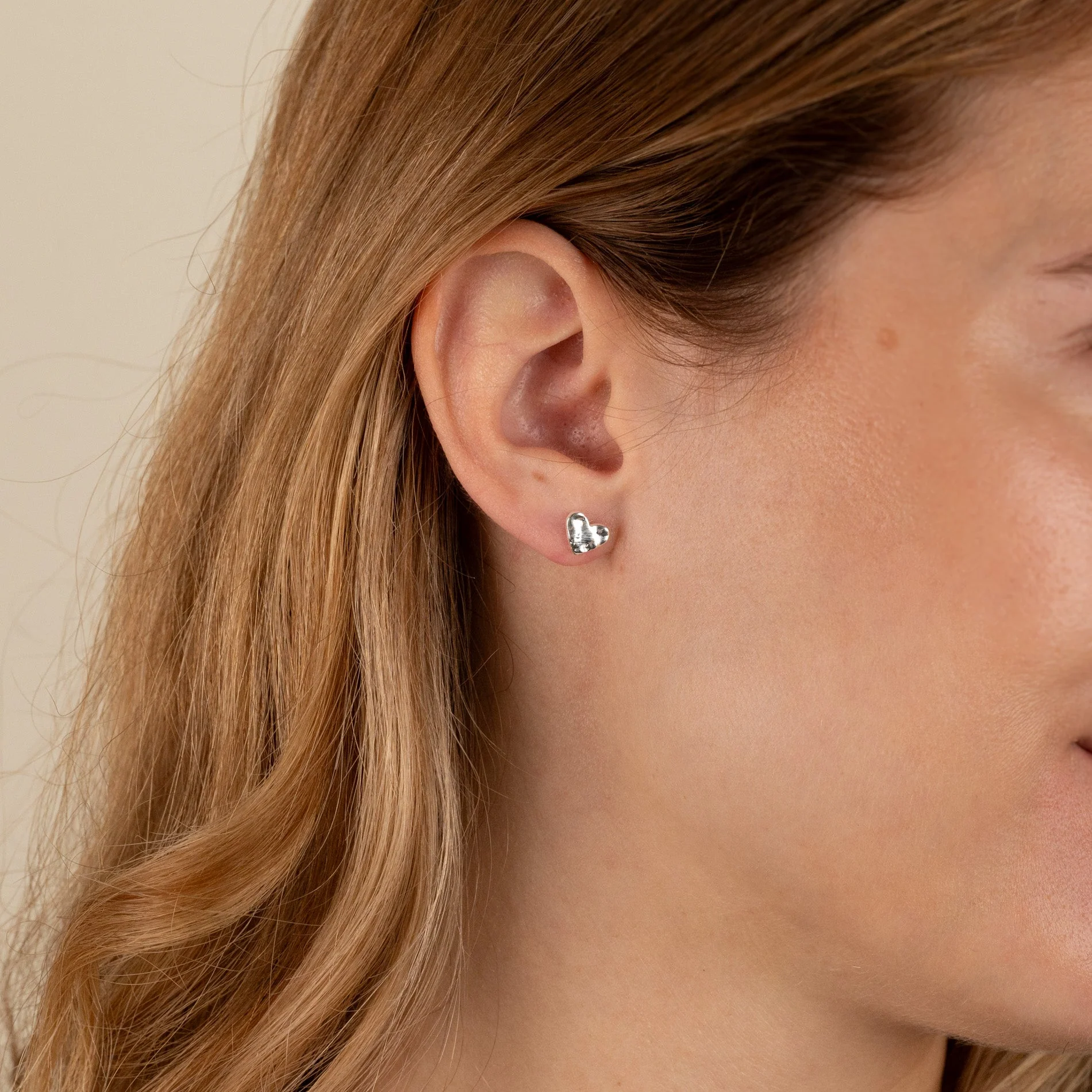 AMABEL SILVER STUD EARRING - Image 4