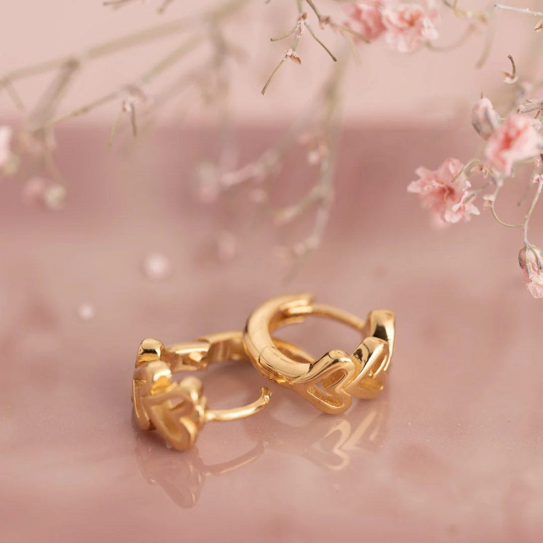 AMARA GOLDEN HUGGIE EARRING - Image 3