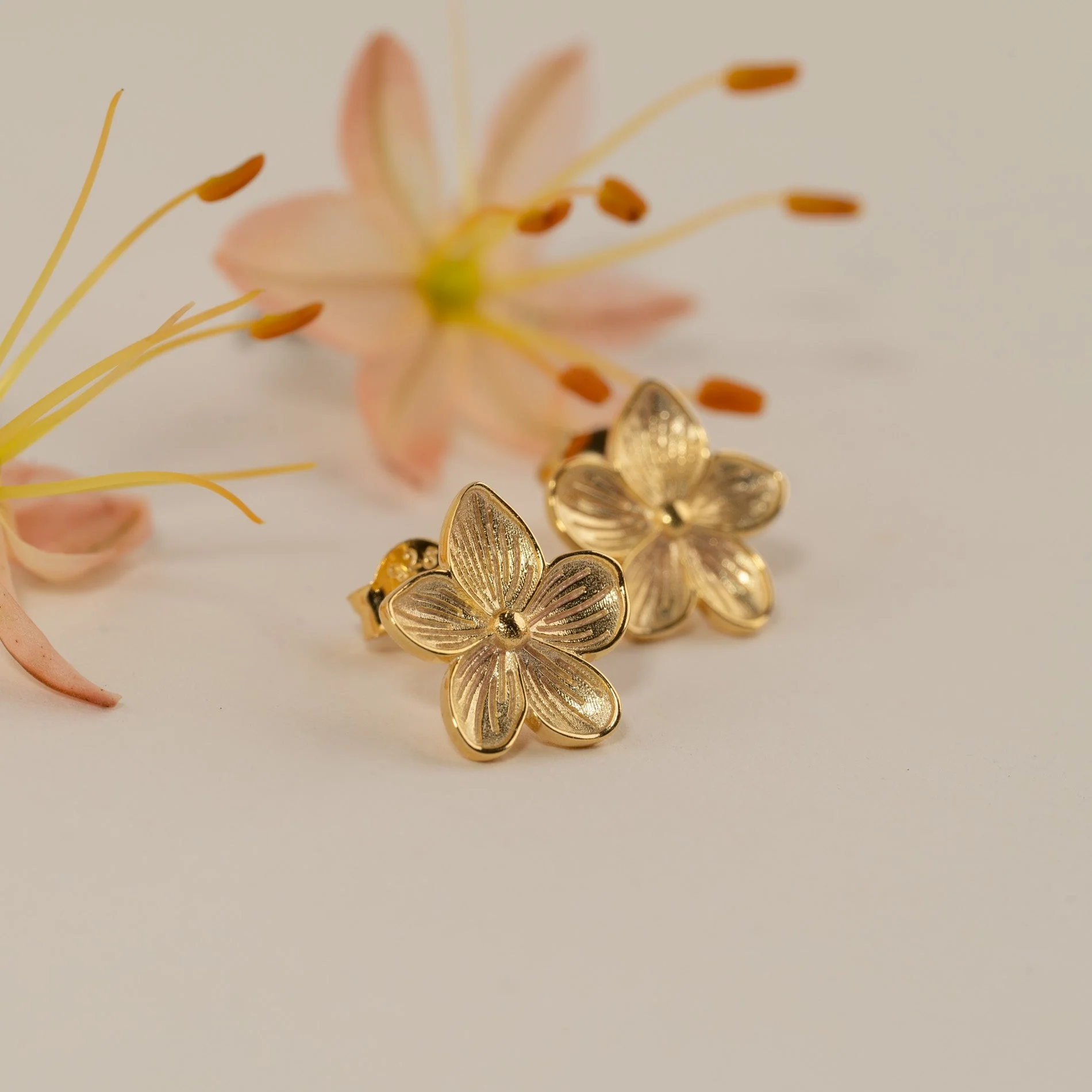 ANE GOLDEN STUD EARRING - Image 3