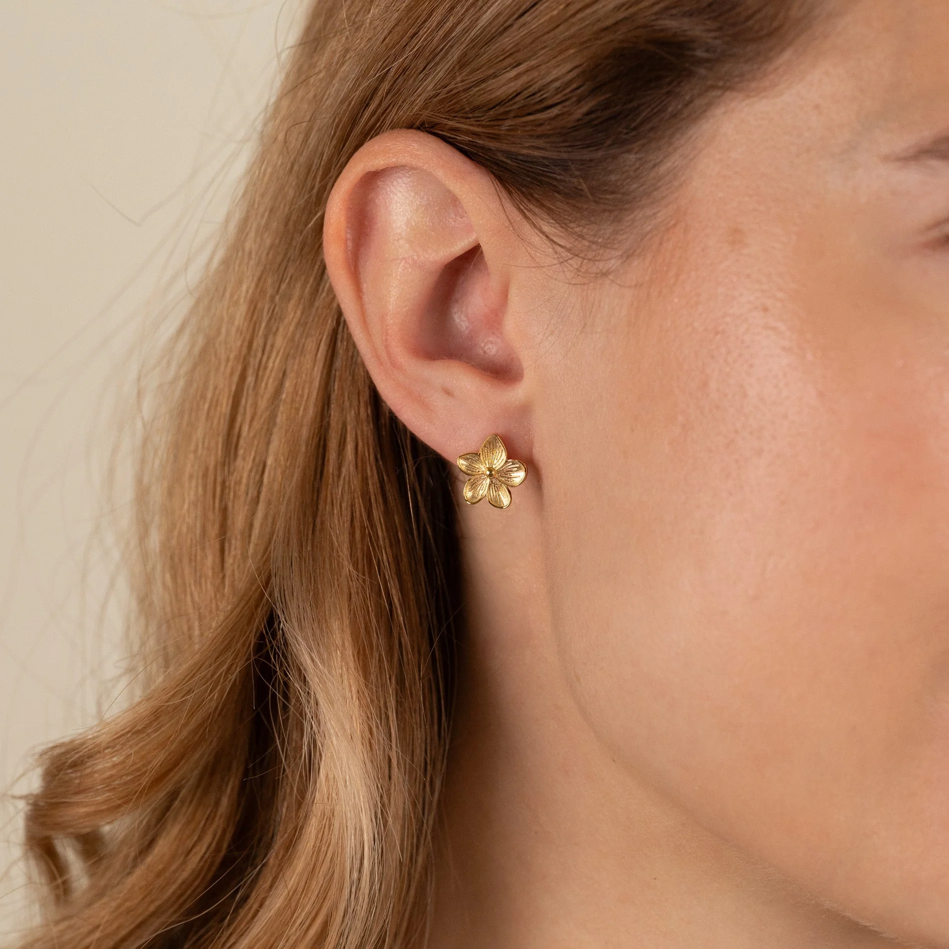 ANE GOLDEN STUD EARRING - Image 4