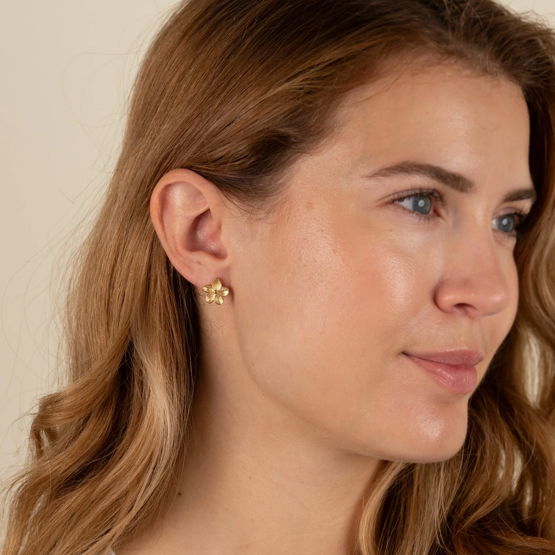 ANE GOLDEN STUD EARRING - Image 6