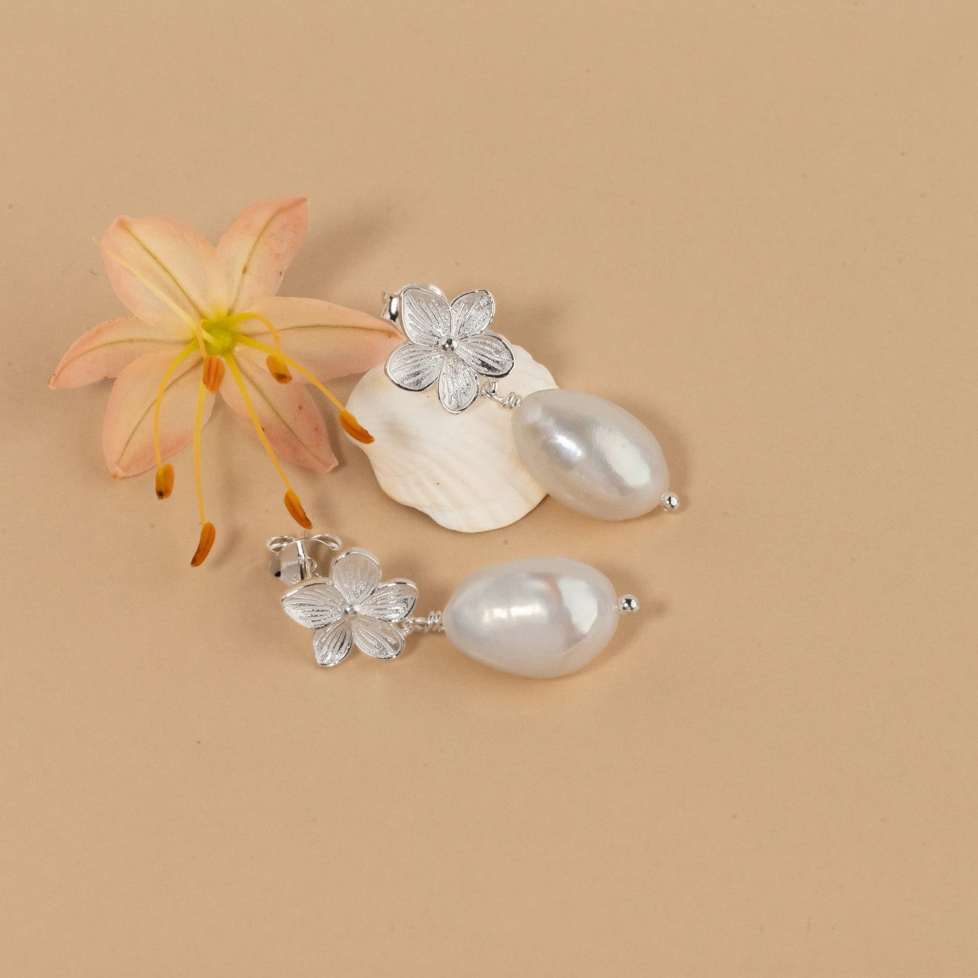 ANE PEARL SILVER EARRING