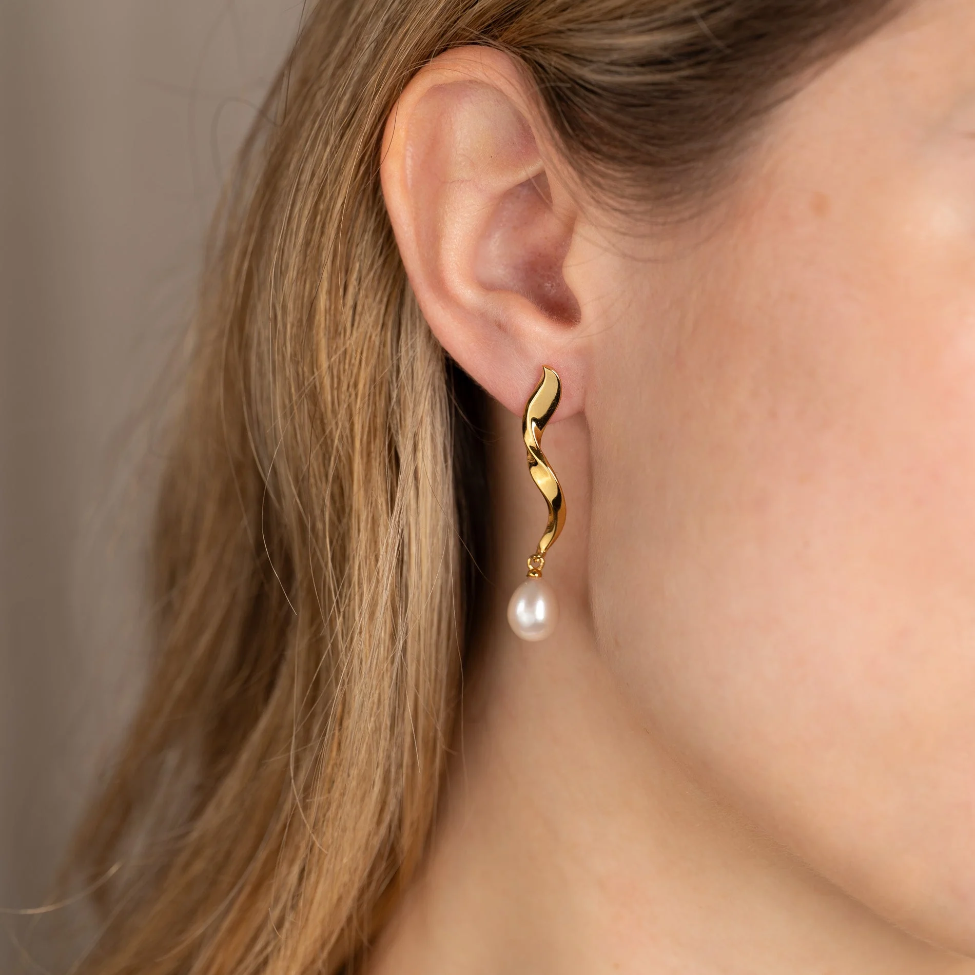 ANJA PEARL GOLDEN EARRING - Image 2