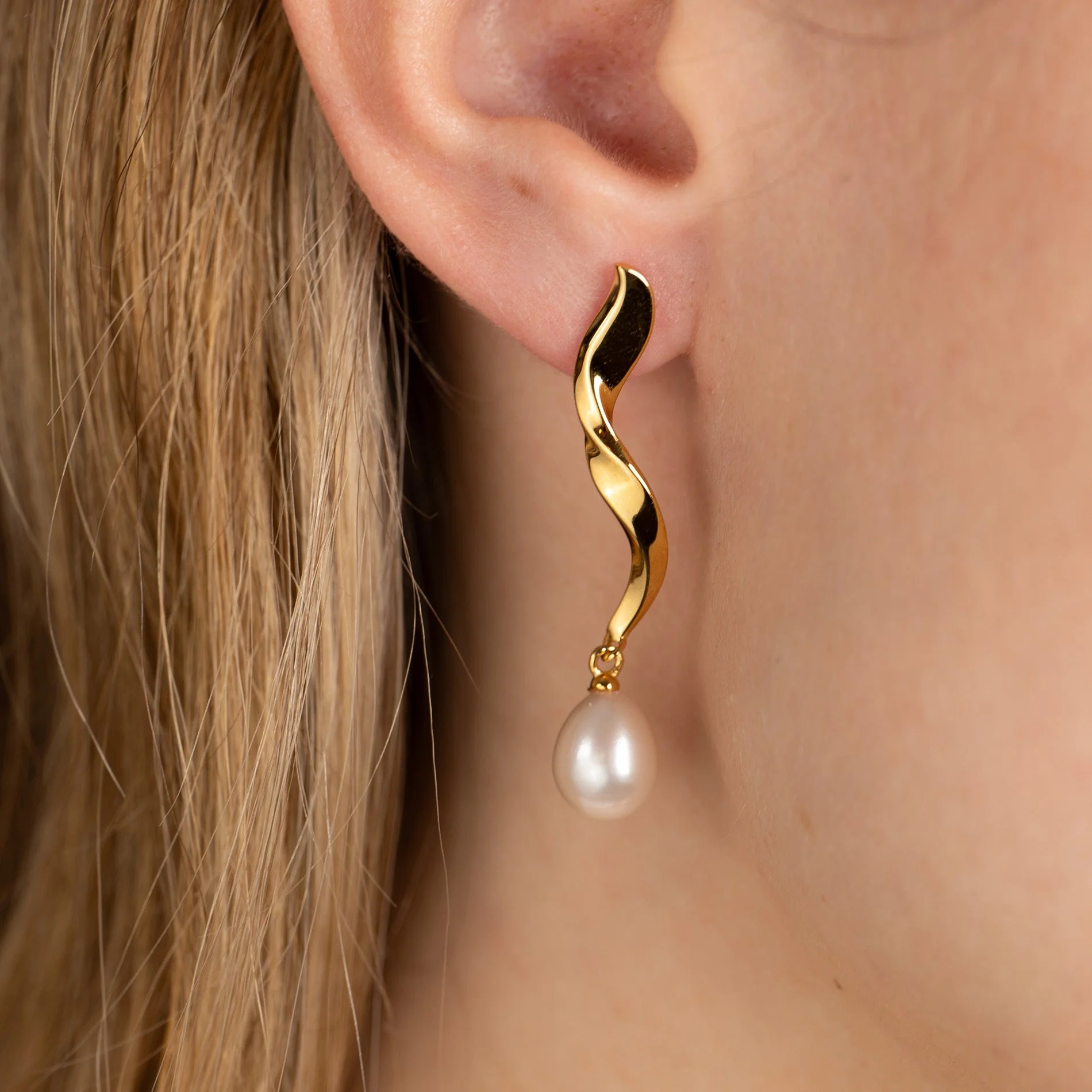 ANJA PEARL GOLDEN EARRING - Image 3