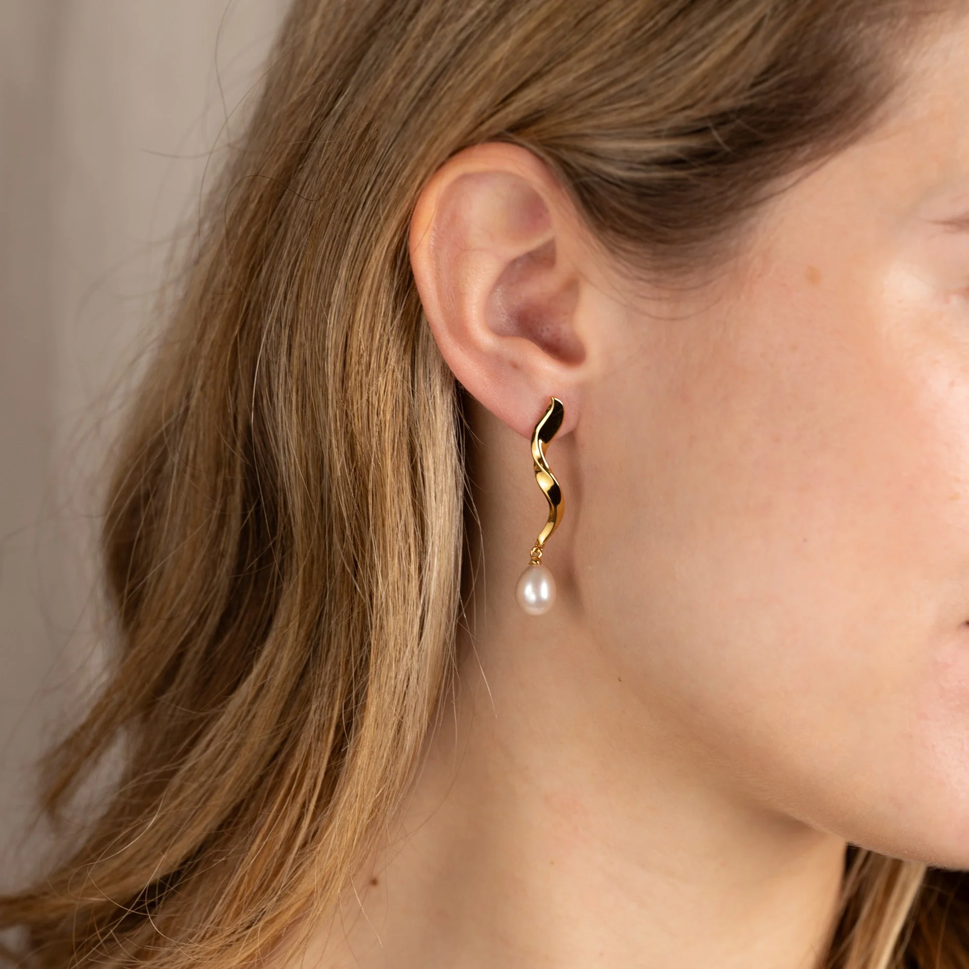 ANJA PEARL GOLDEN EARRING - Image 6