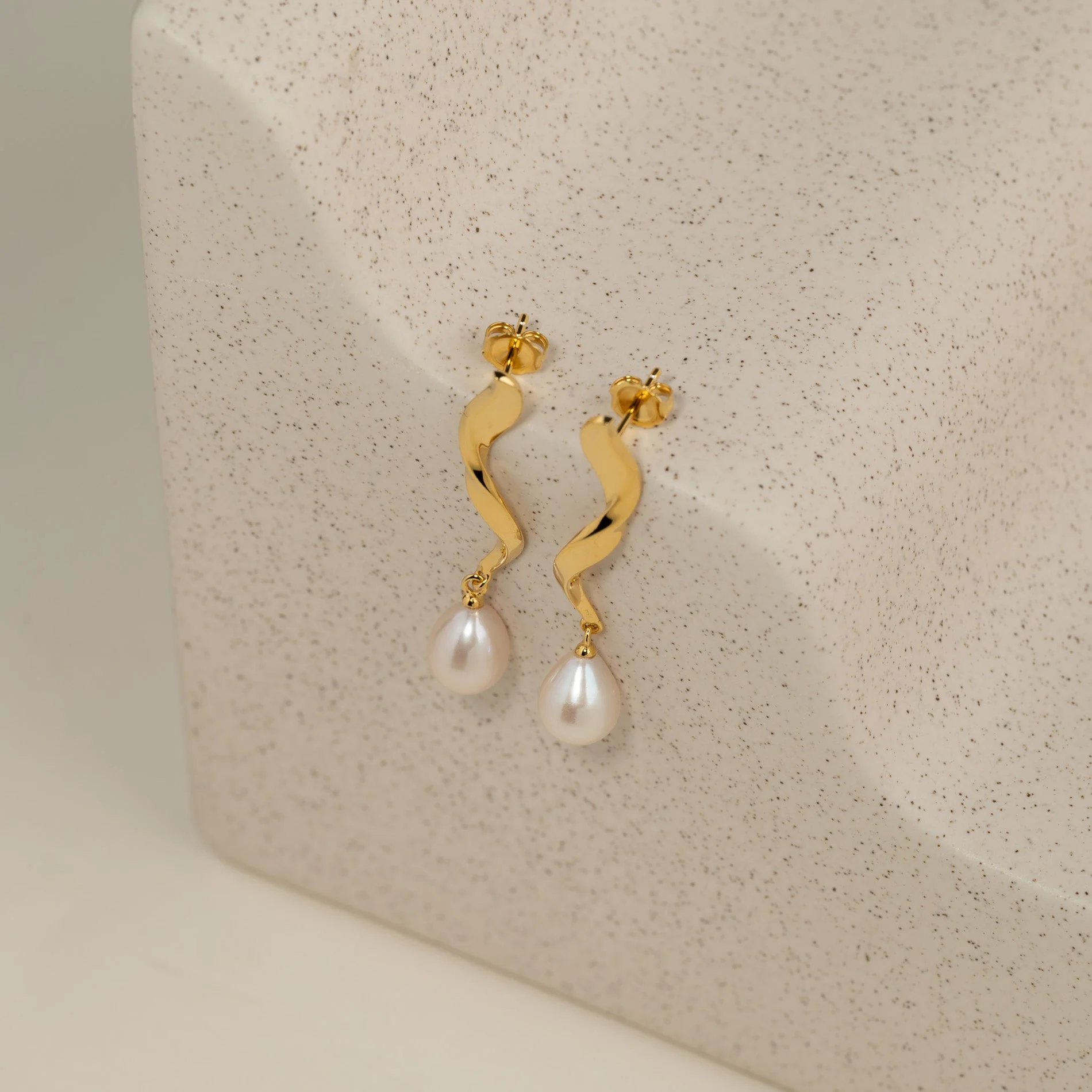 ANJA PEARL GOLDEN EARRING - Image 7