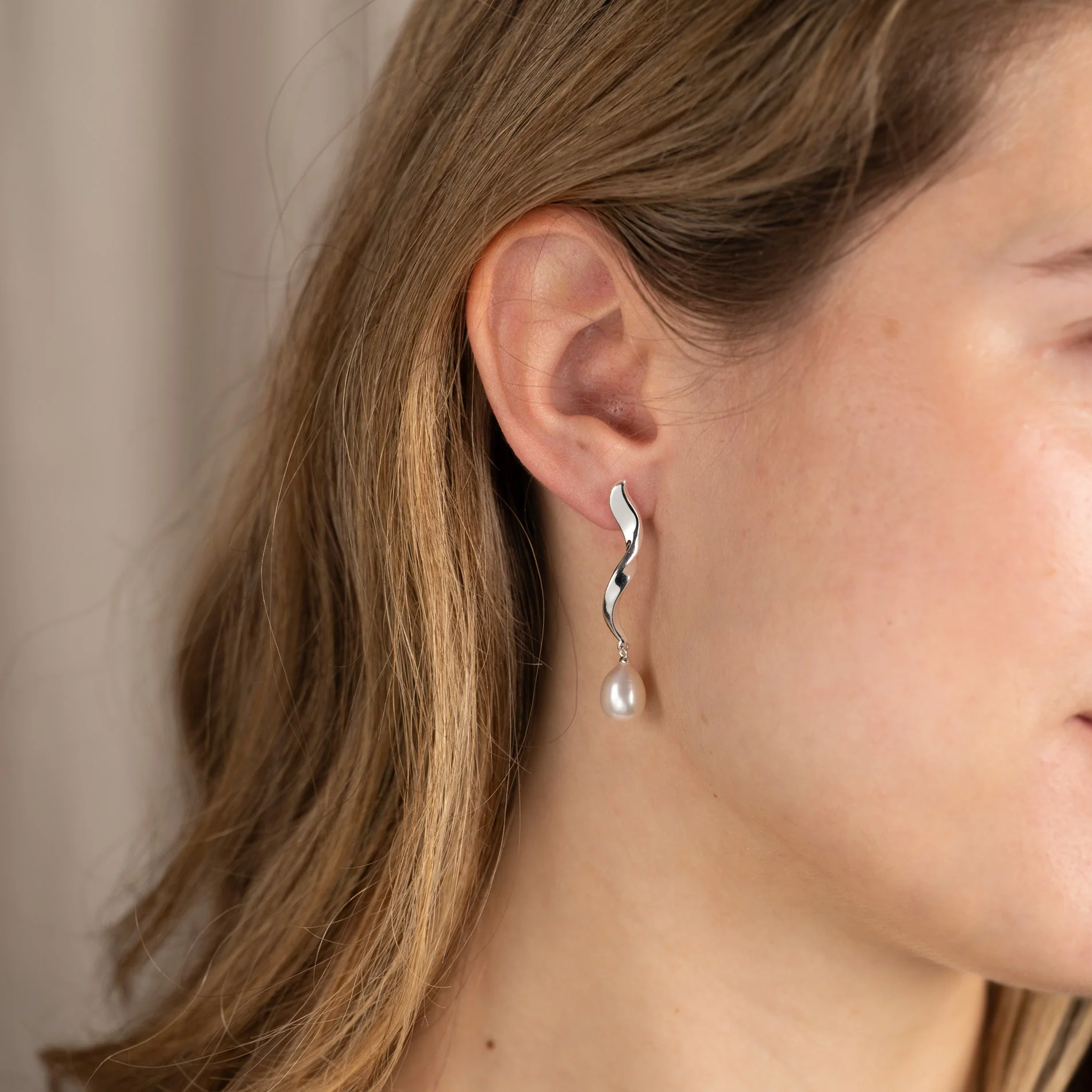 ANJA PEARL SILVER EARRING - Image 5