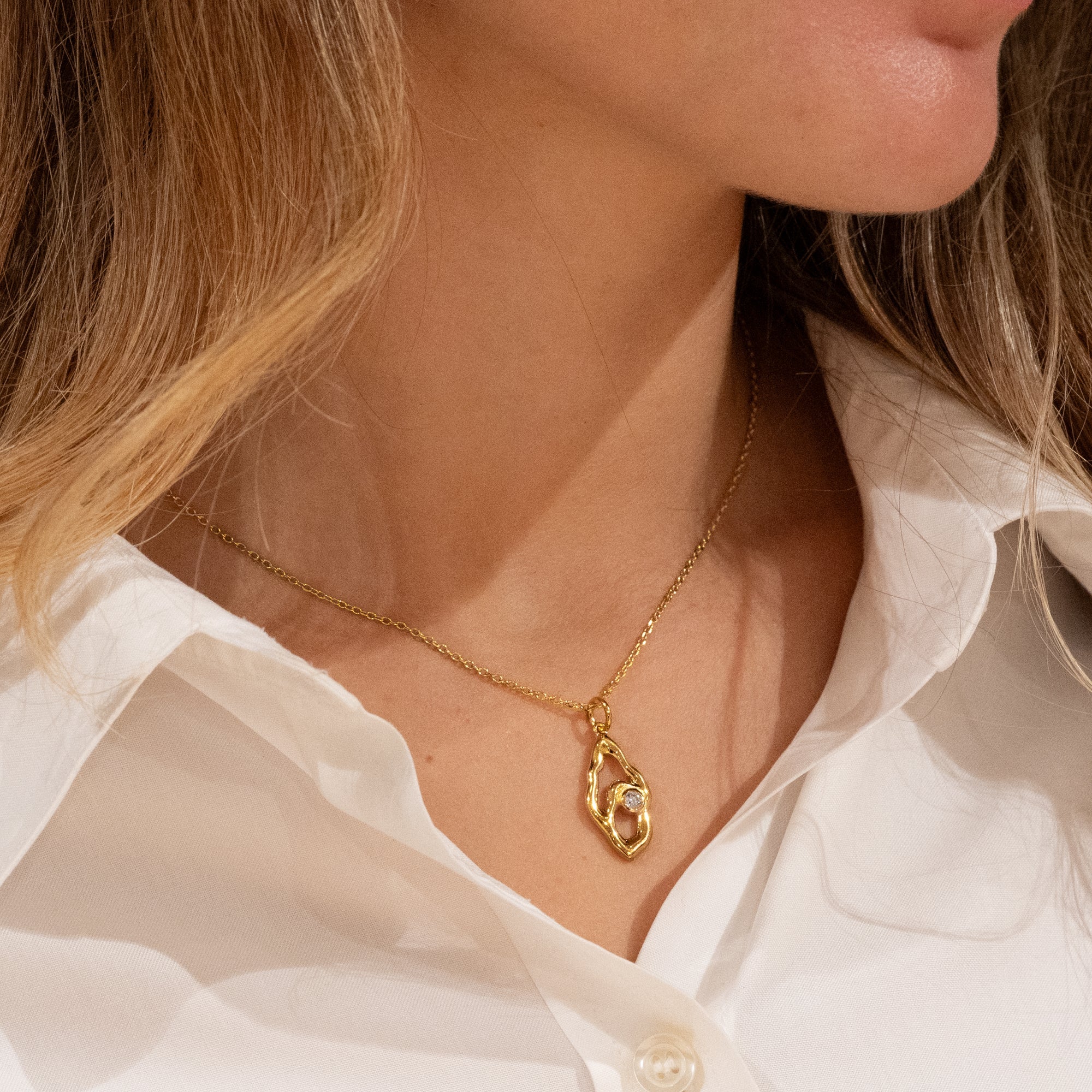 ASTRA CRYSTAL GOLDEN PENDANT - Image 4