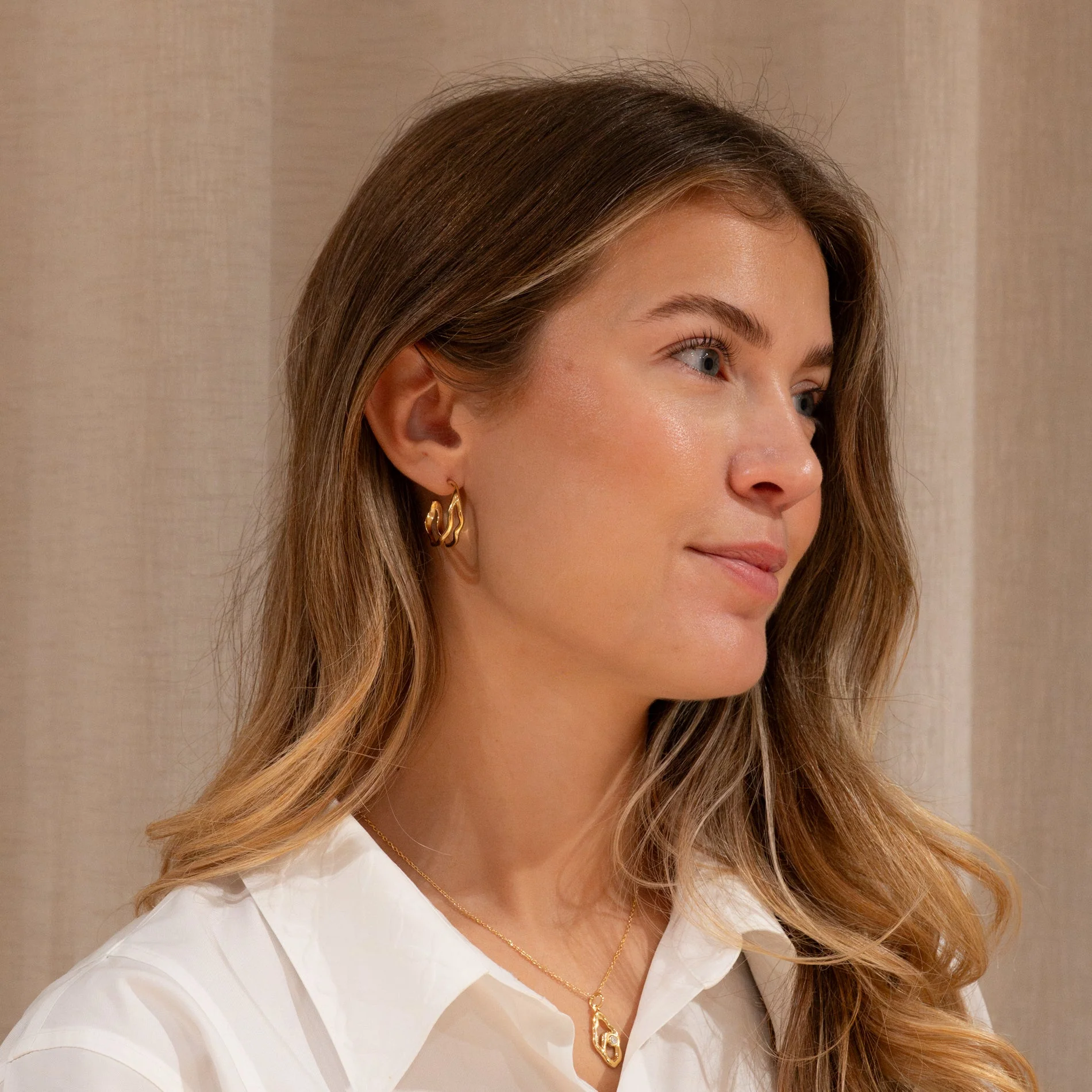ASTRA GOLDEN CREOL EARRING - Image 4