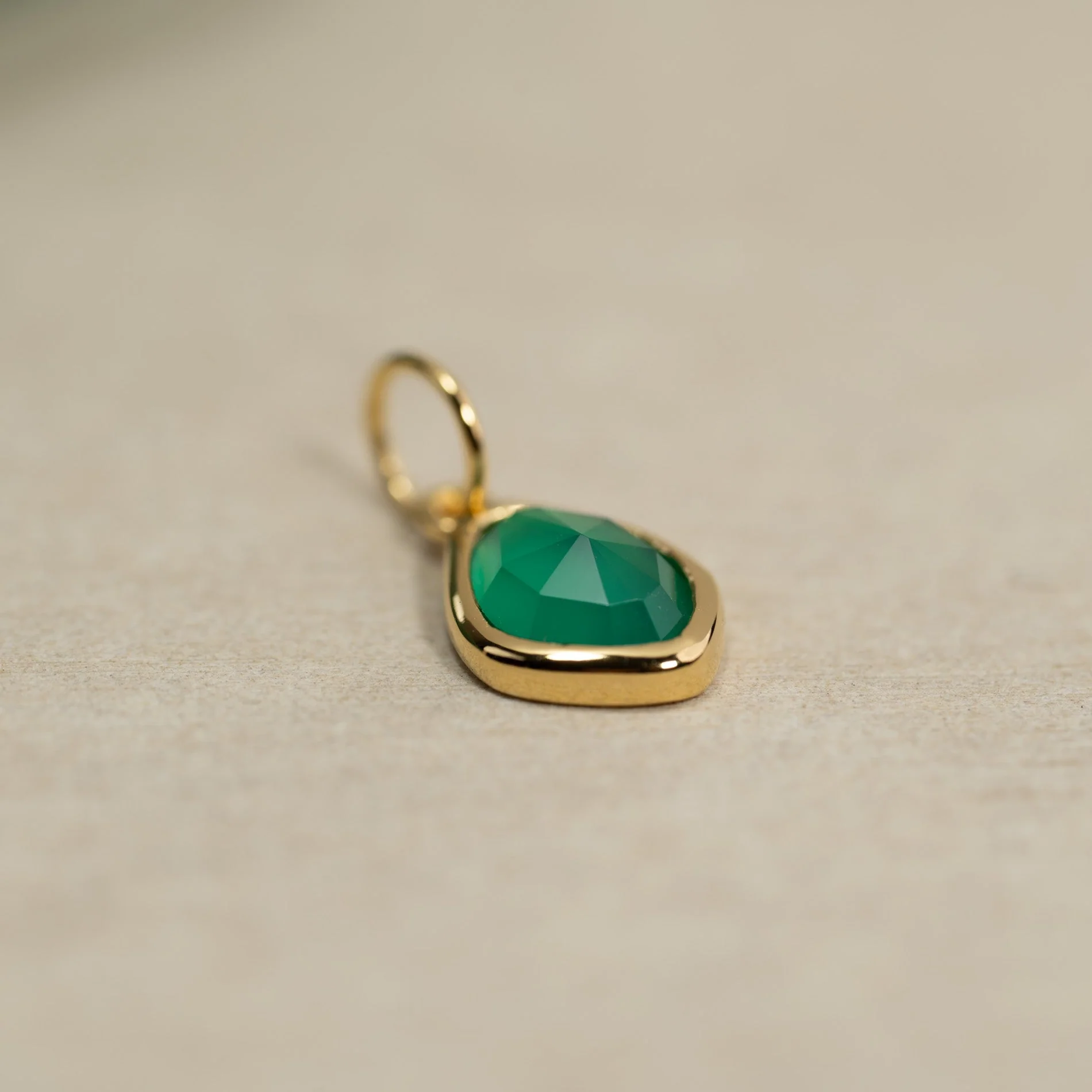 ATHENA GREEN AGATE GOLDEN PENDANT - Image 2