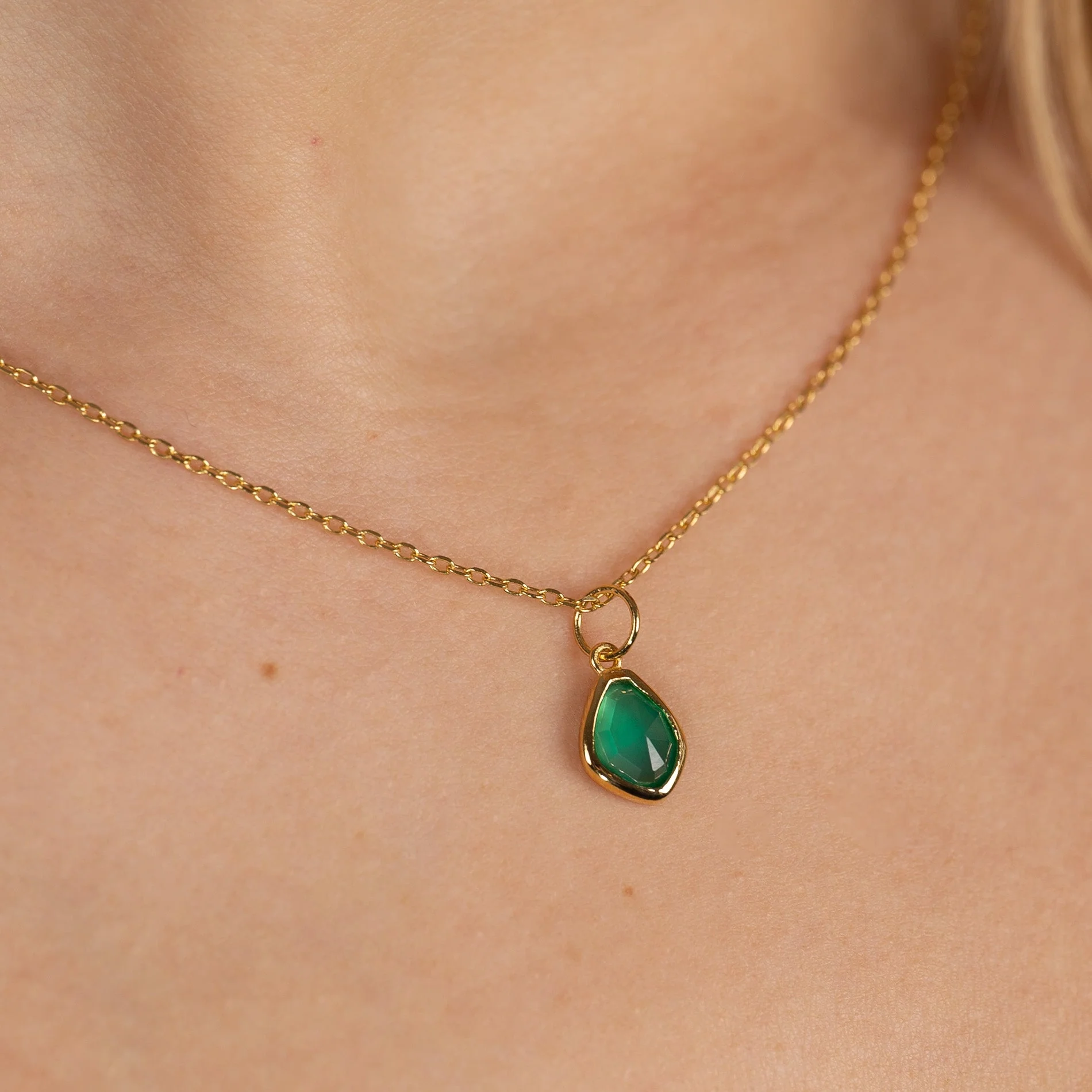 ATHENA GREEN AGATE GOLDEN PENDANT - Image 3