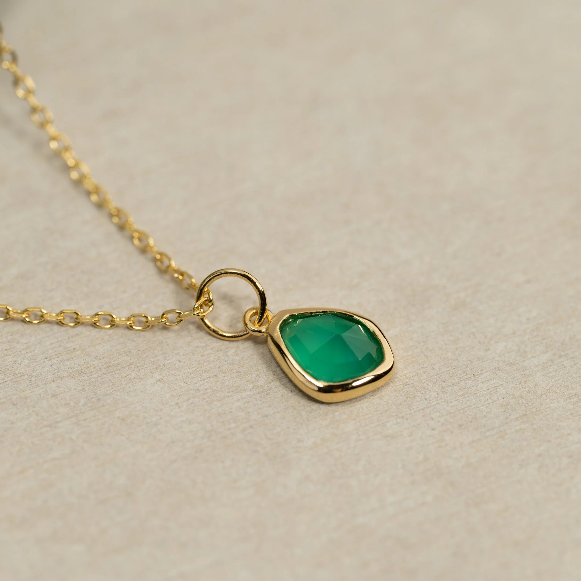 ATHENA GREEN AGATE GOLDEN PENDANT - Image 4