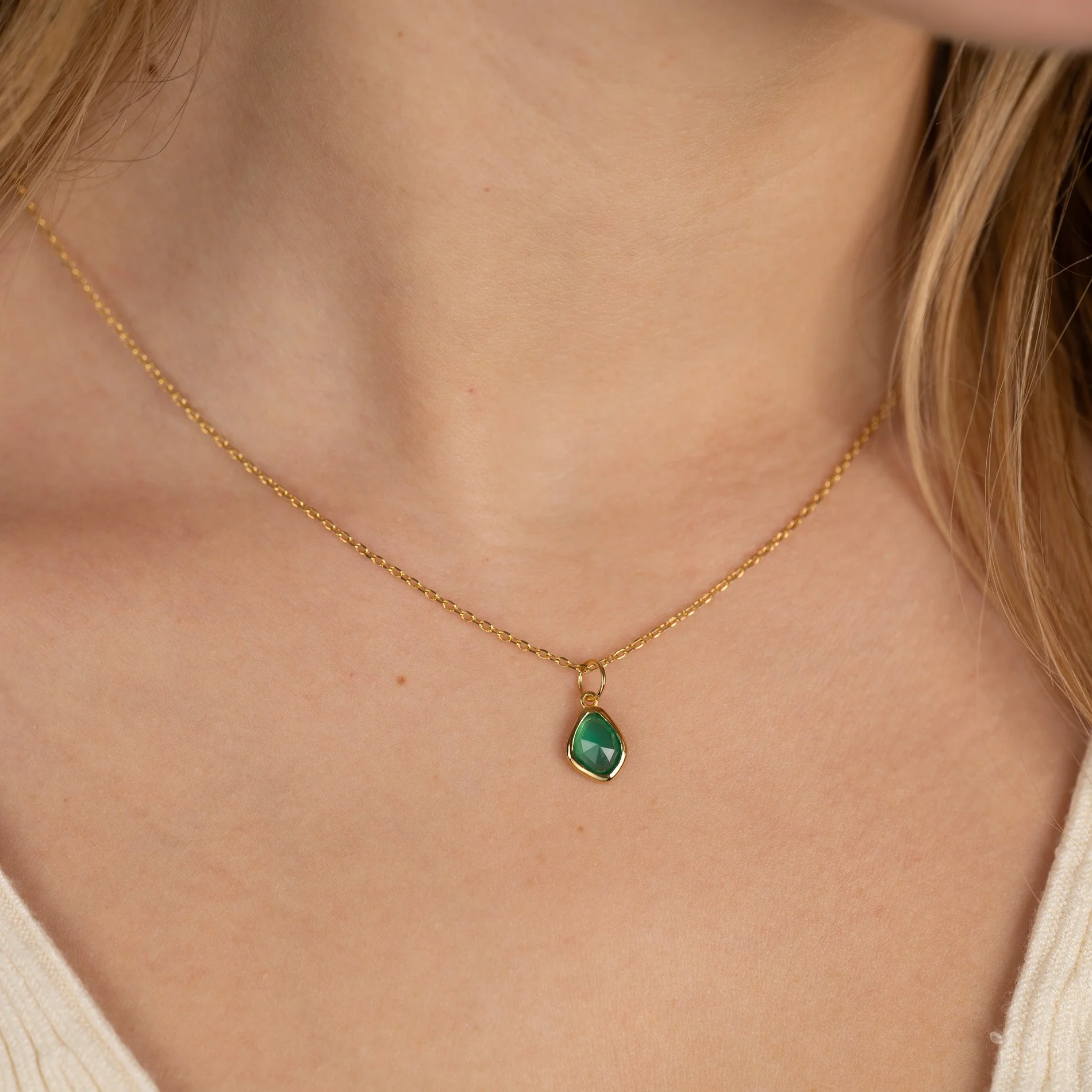 ATHENA GREEN AGATE GOLDEN PENDANT - Image 5