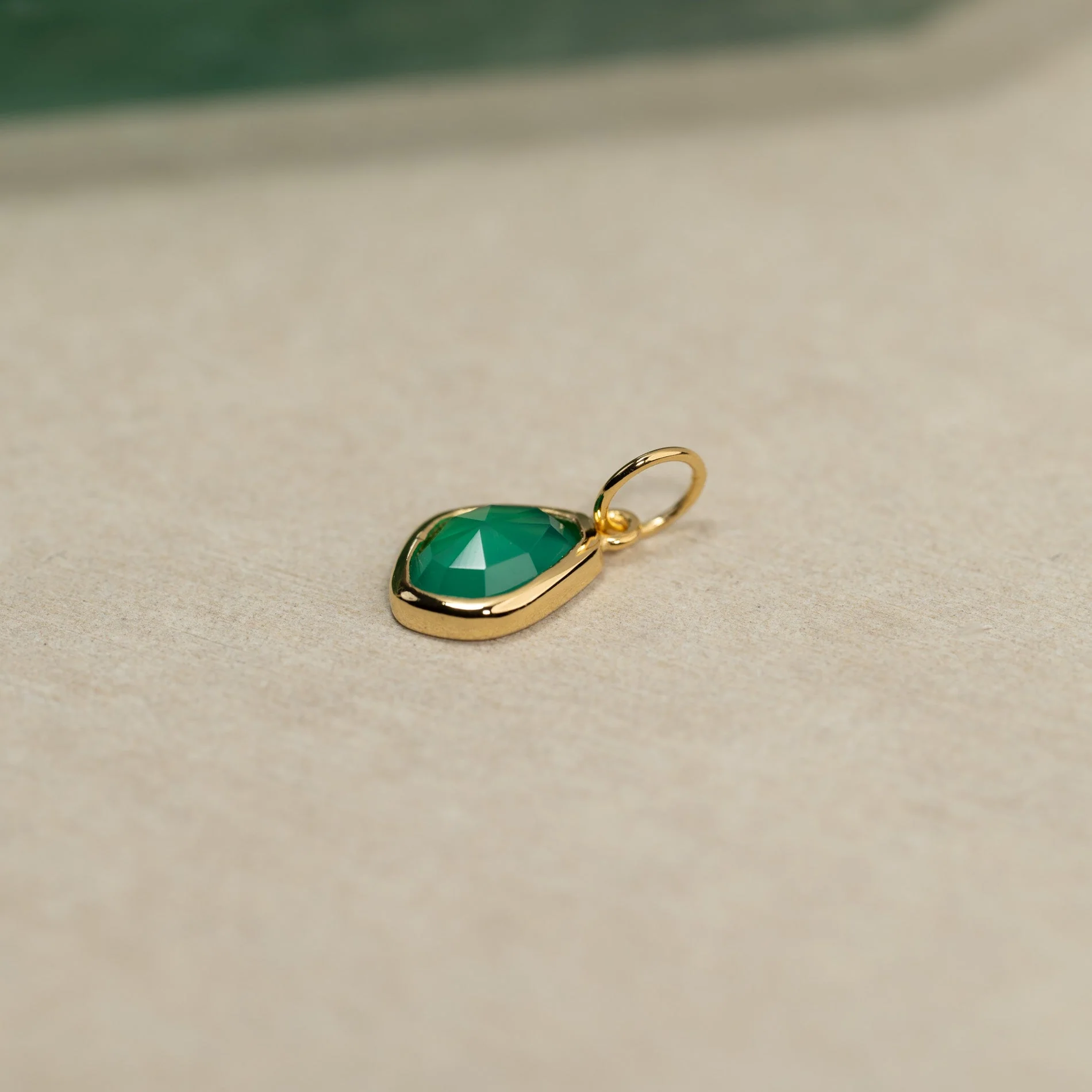 ATHENA GREEN AGATE GOLDEN PENDANT - Image 6
