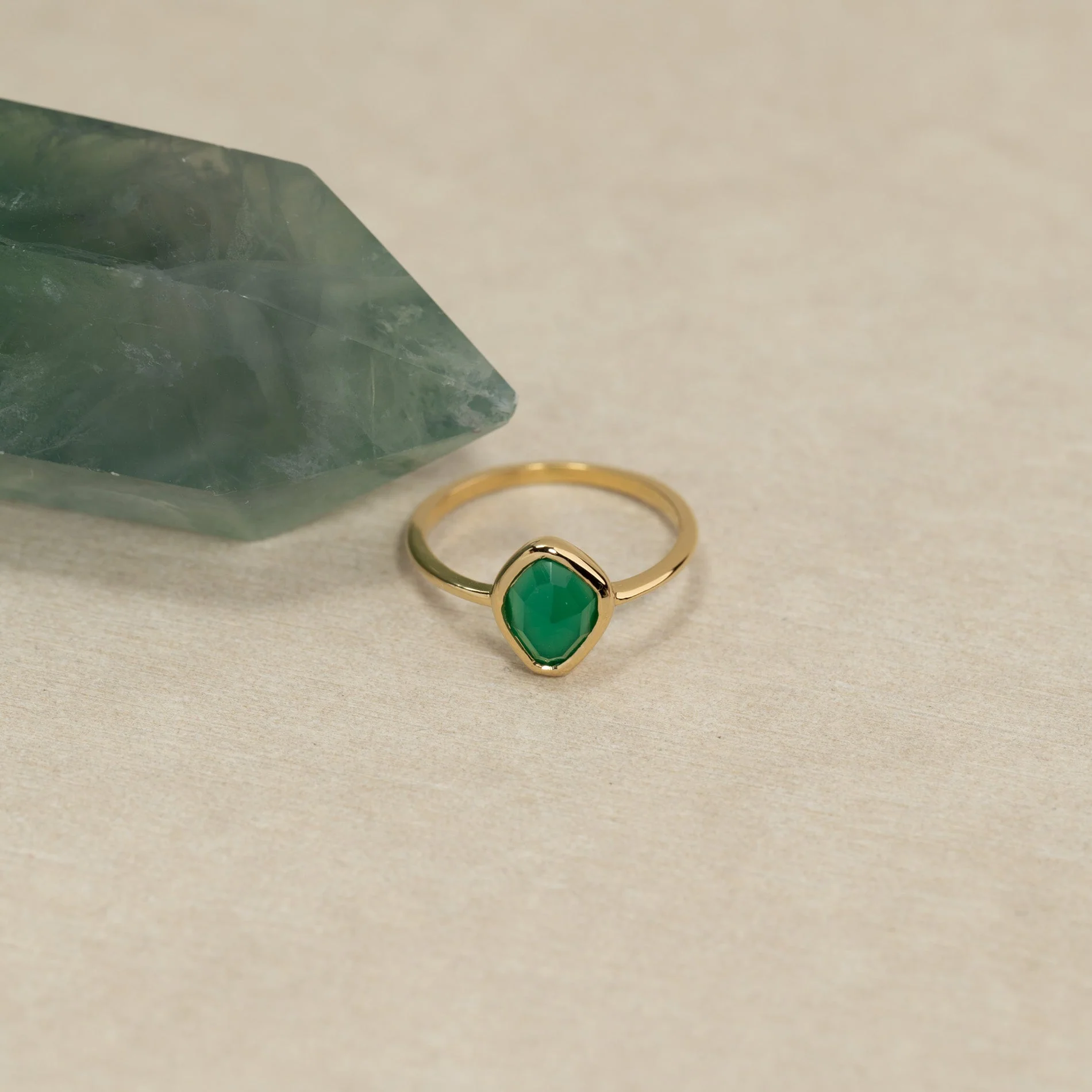 ATHENA GREEN AGATE GOLDEN RING - Image 3