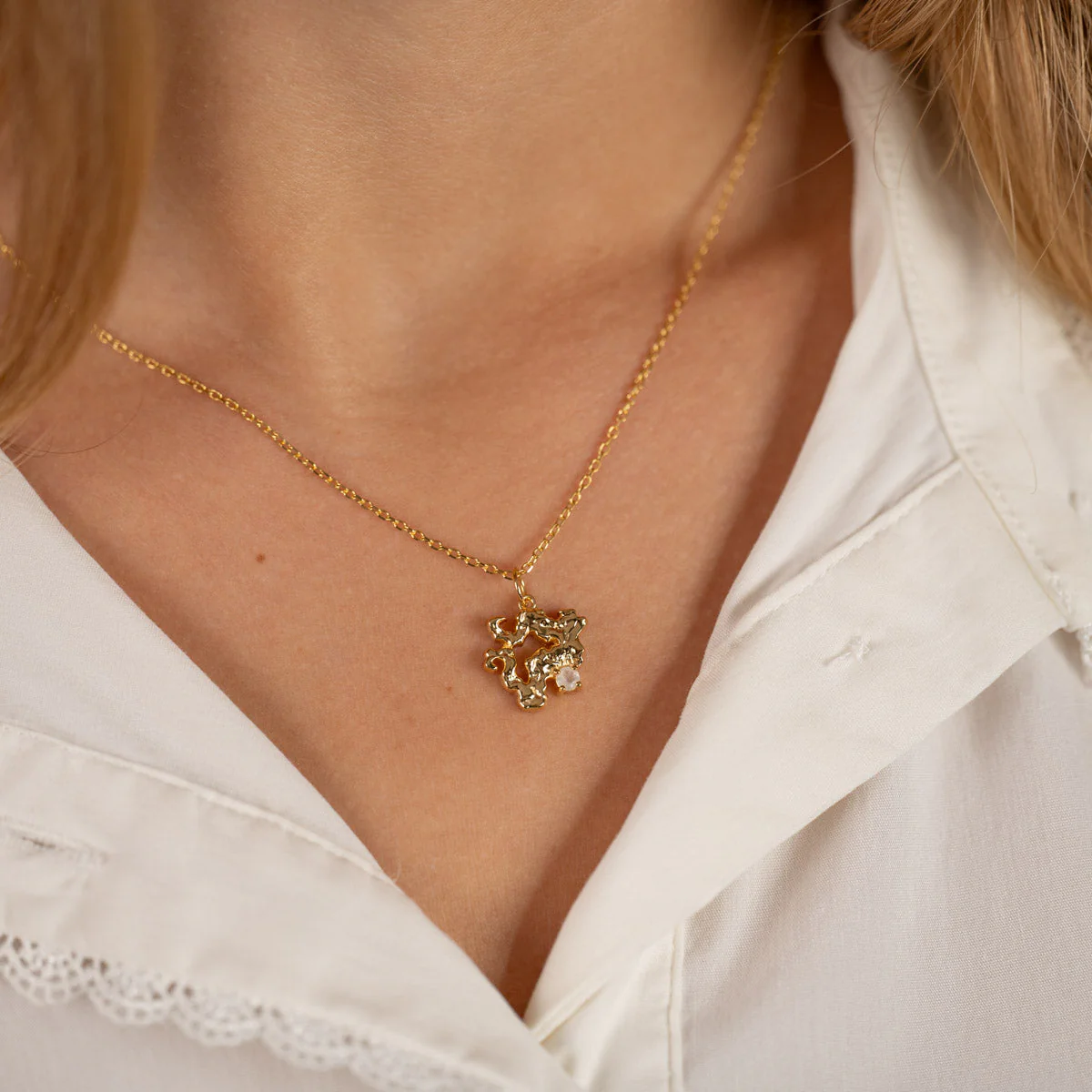 AURELIA MOONSTONE GOLDEN PENDANT - Image 2