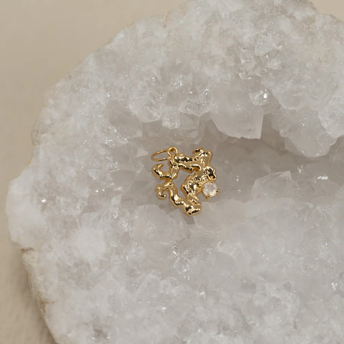 AURELIA MOONSTONE GOLDEN PENDANT - Image 3