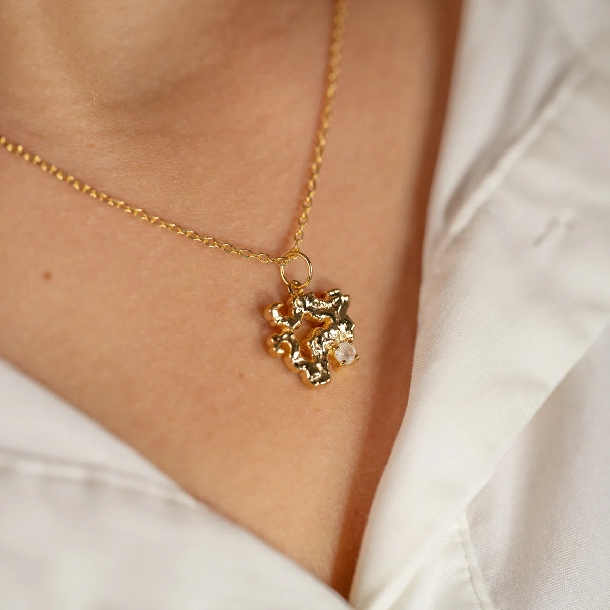 AURELIA MOONSTONE GOLDEN PENDANT - Image 5