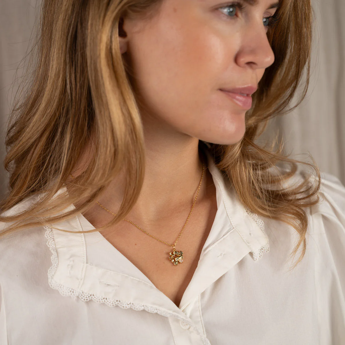 AURELIA MOONSTONE GOLDEN PENDANT - Image 7