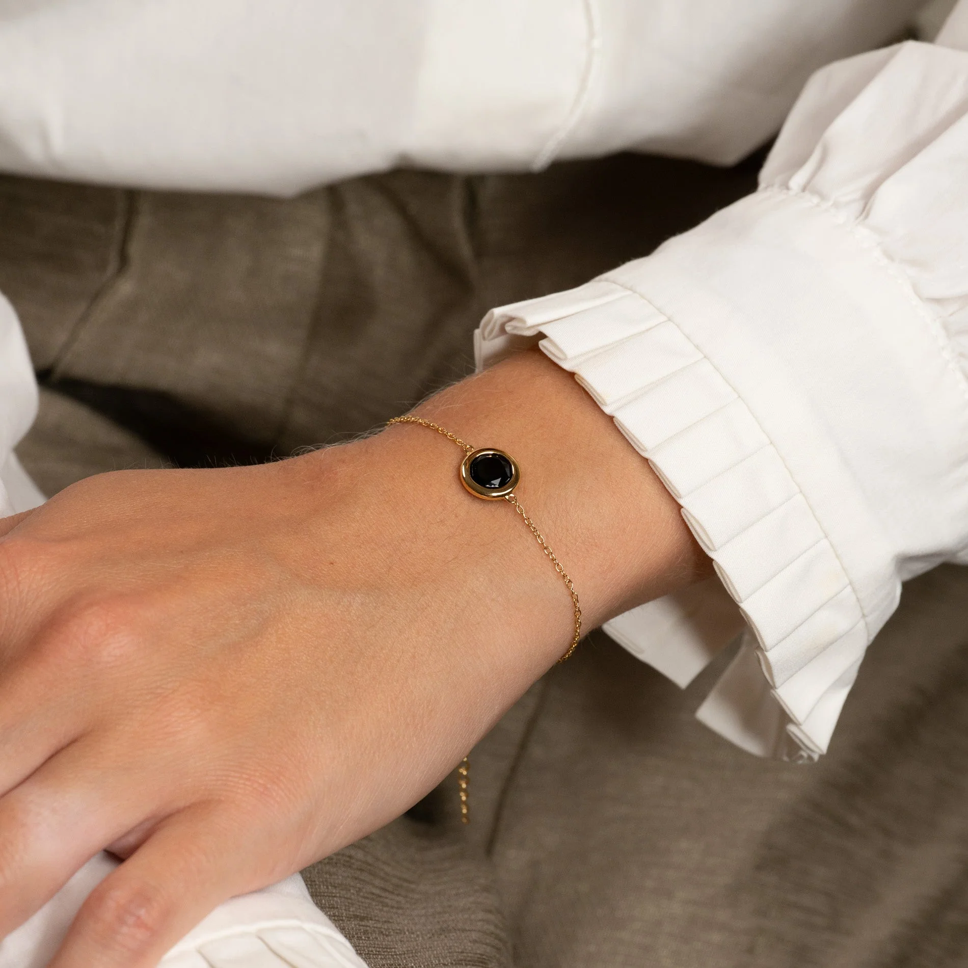 AVA BLACK ONYX GOLDEN BRACELET - Image 4
