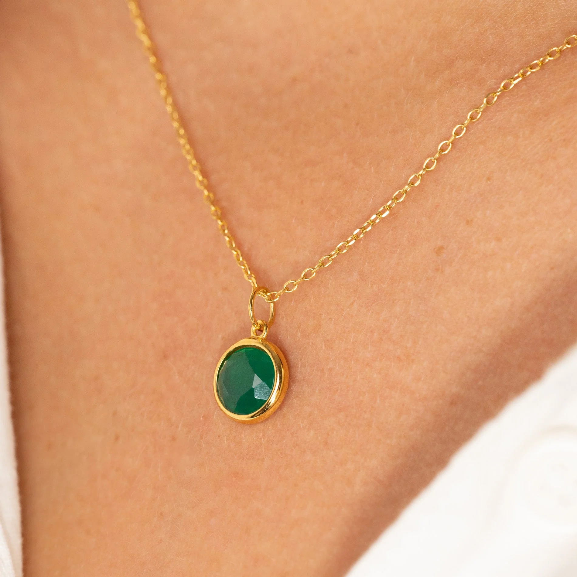 AVA GREEN AGATE GOLDEN PENDANT - Image 5