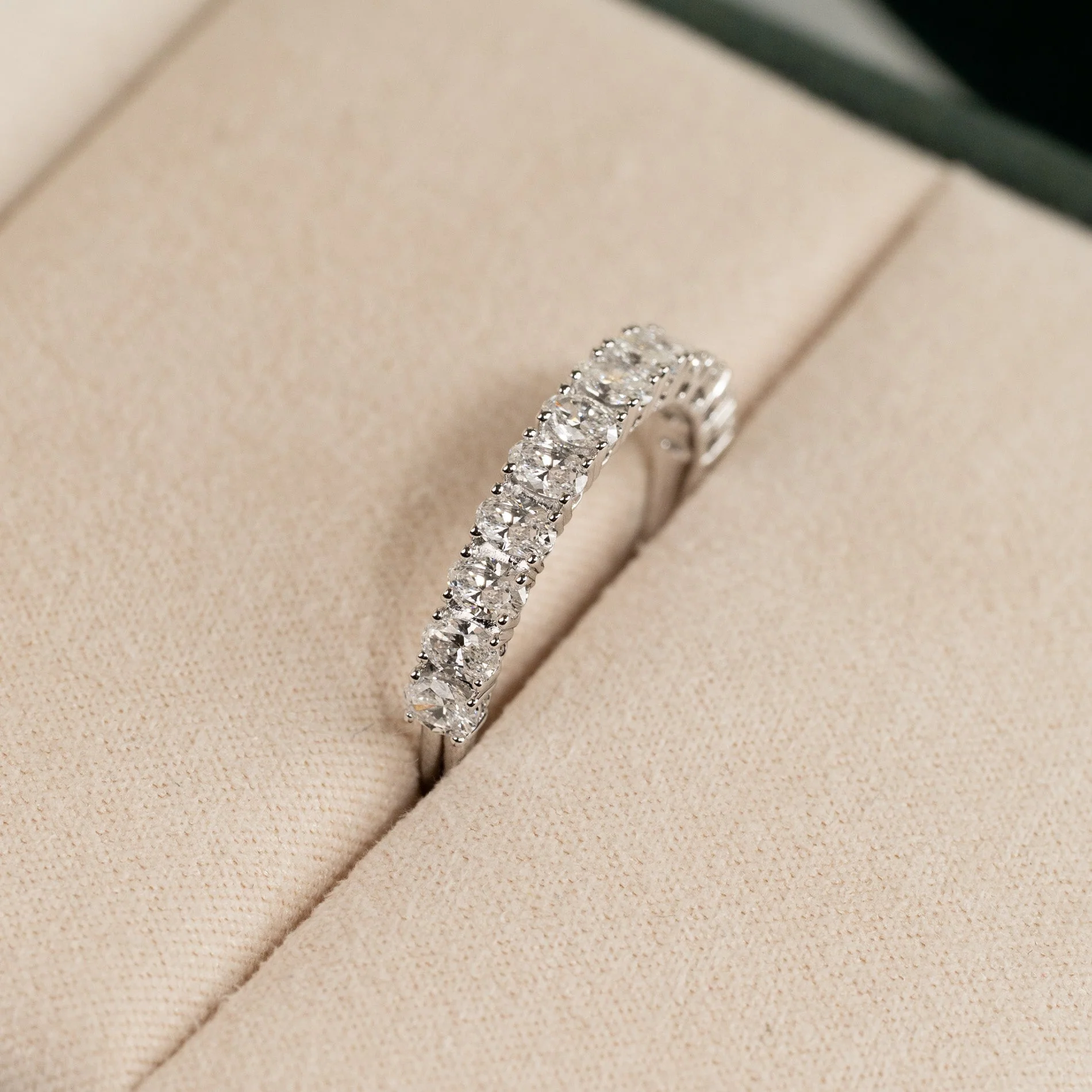 BASKET-SET OVAL-CUT ALLIANCE DIAMOND RING - Image 9