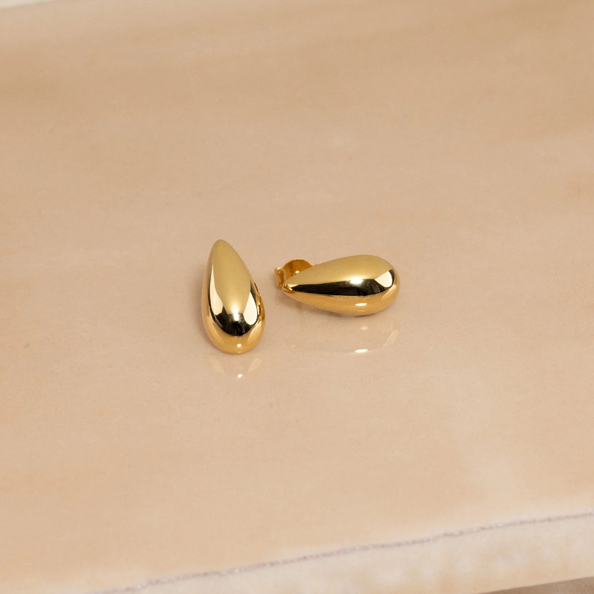BEA GOLDEN STUD EARRING - Image 2