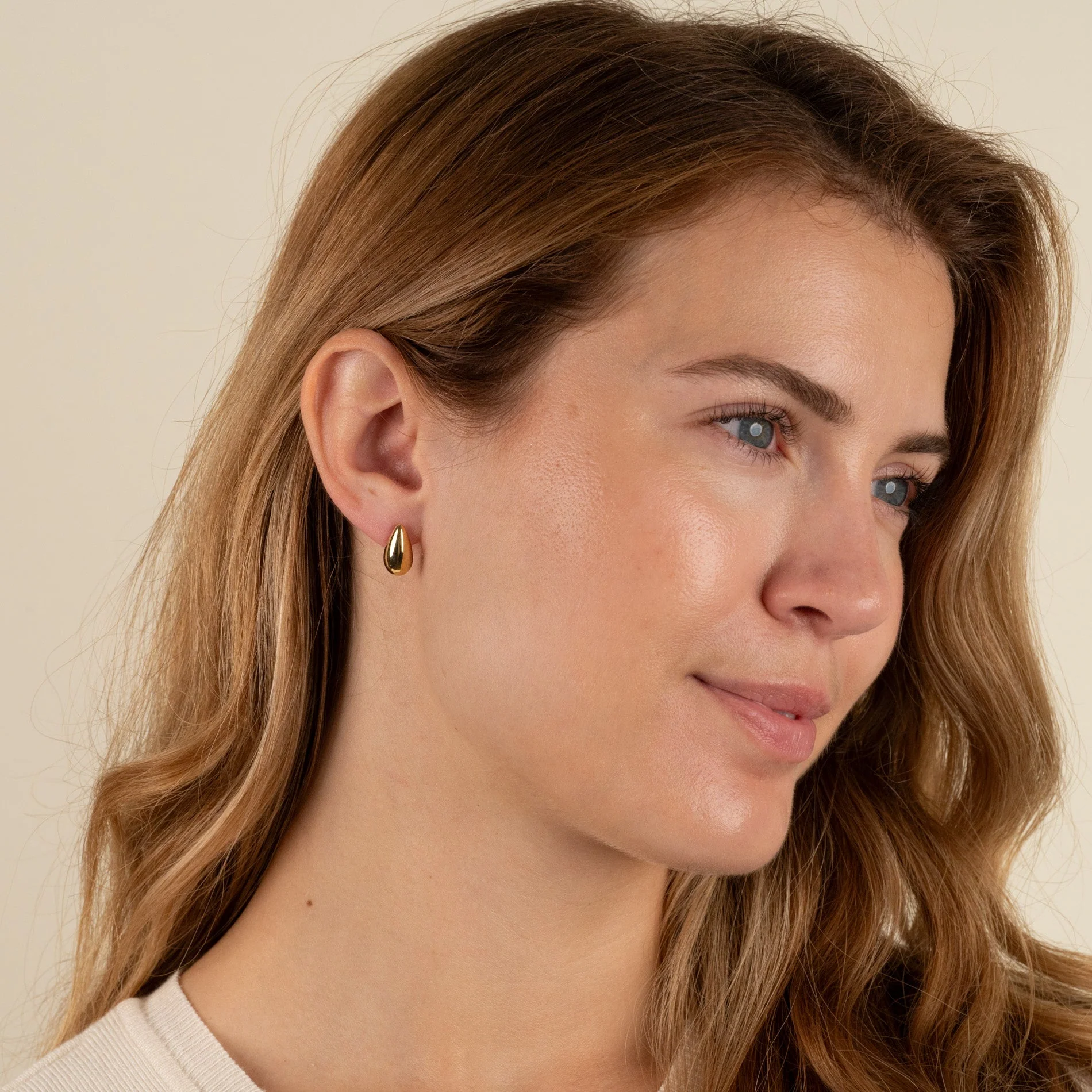 BEA GOLDEN STUD EARRING - Image 3
