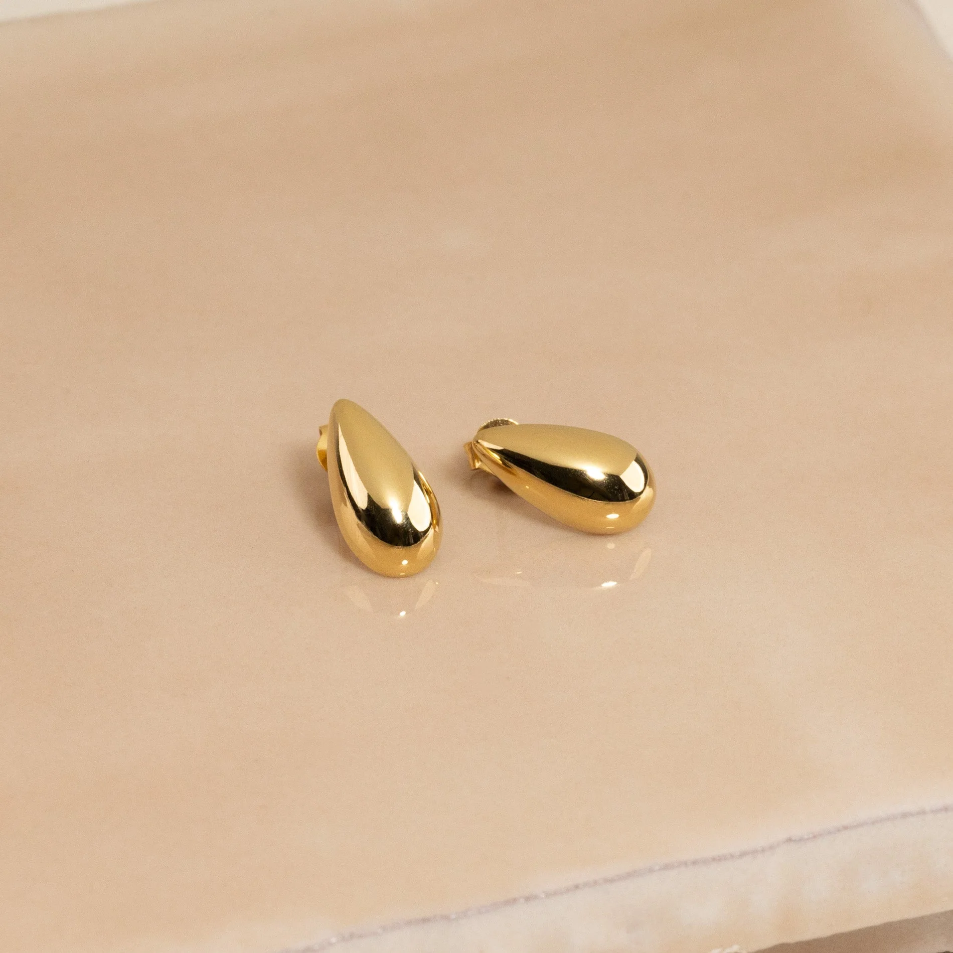 BEA GOLDEN STUD EARRING - Image 6