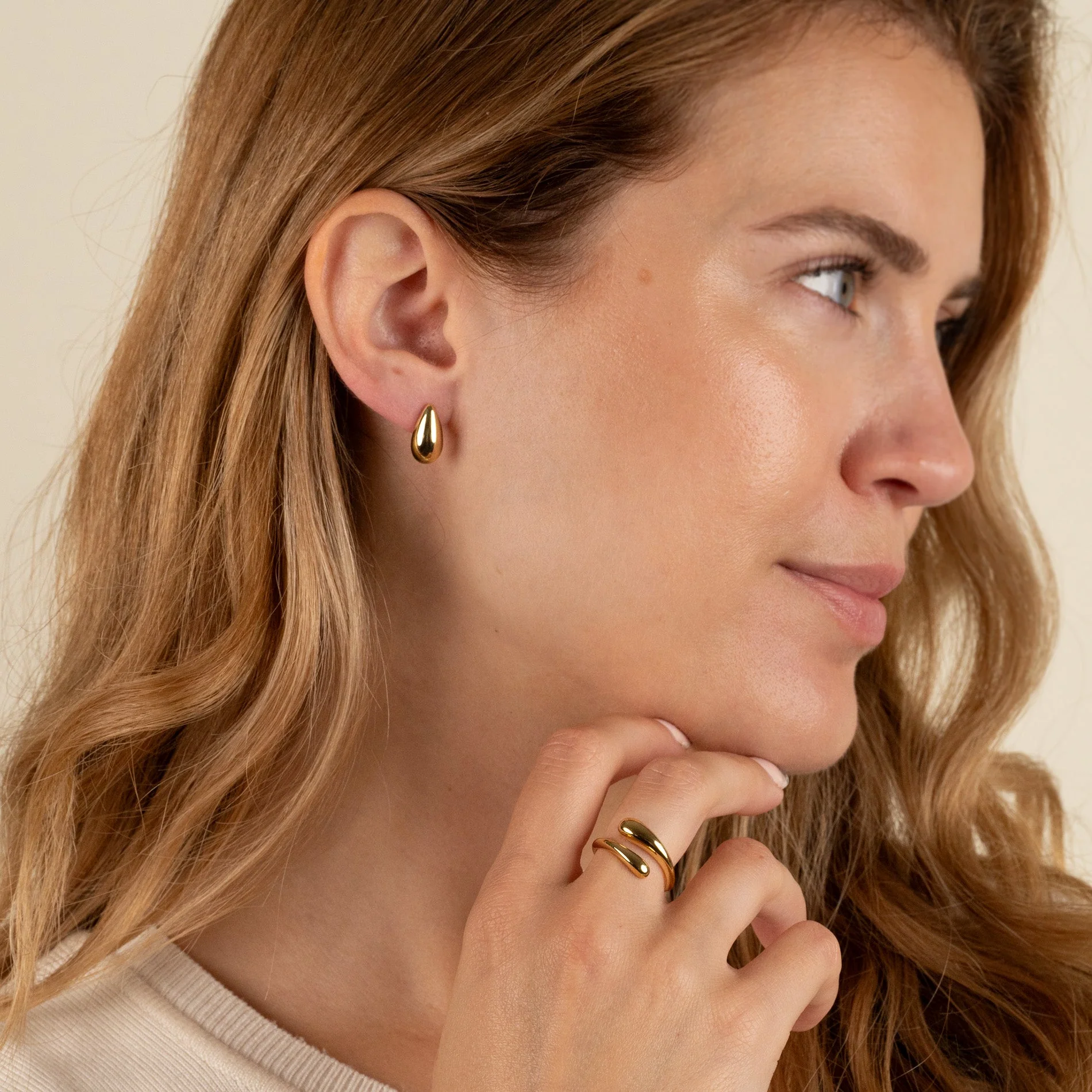 BEA GOLDEN STUD EARRING - Image 7