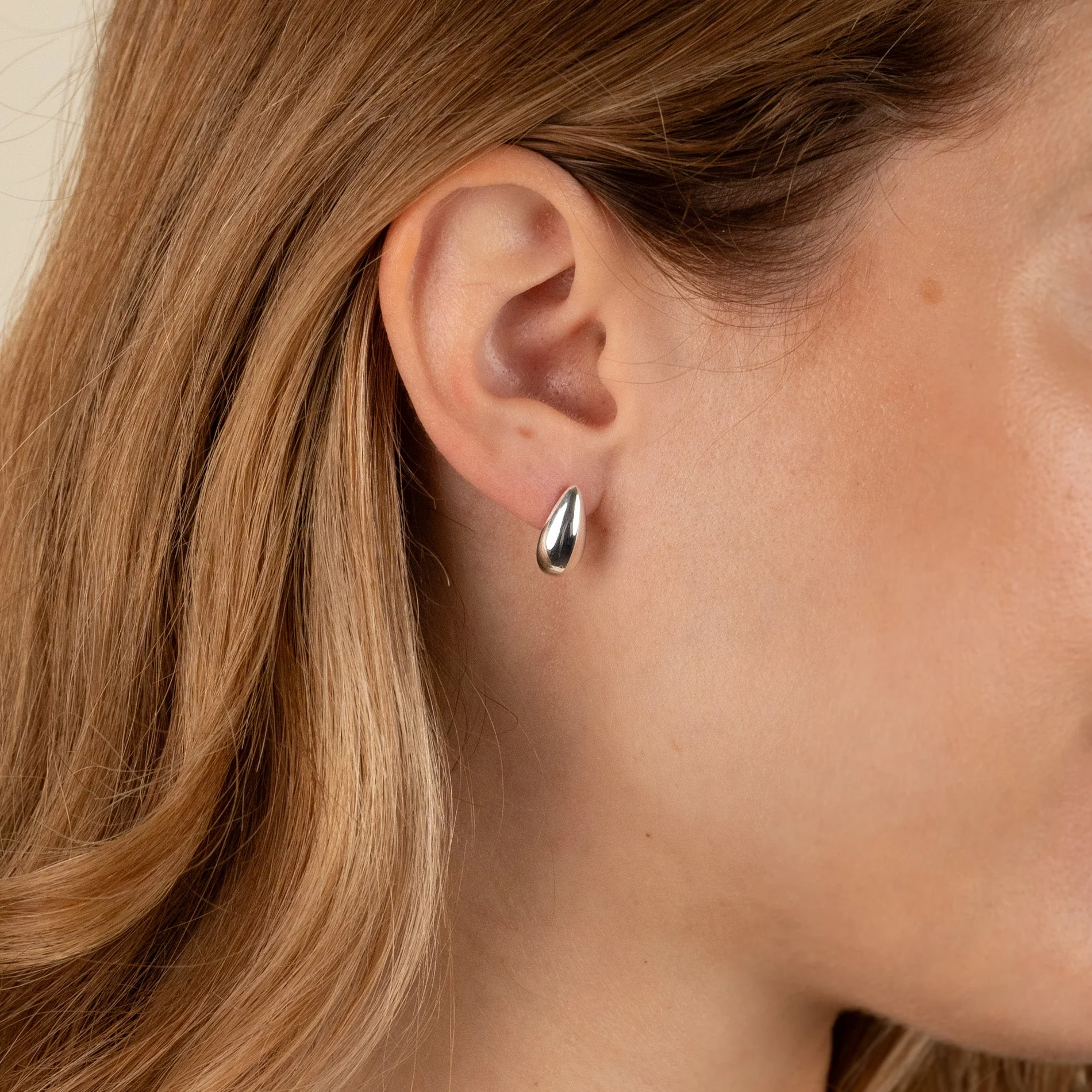 BEA SILVER STUD EARRING - Image 4