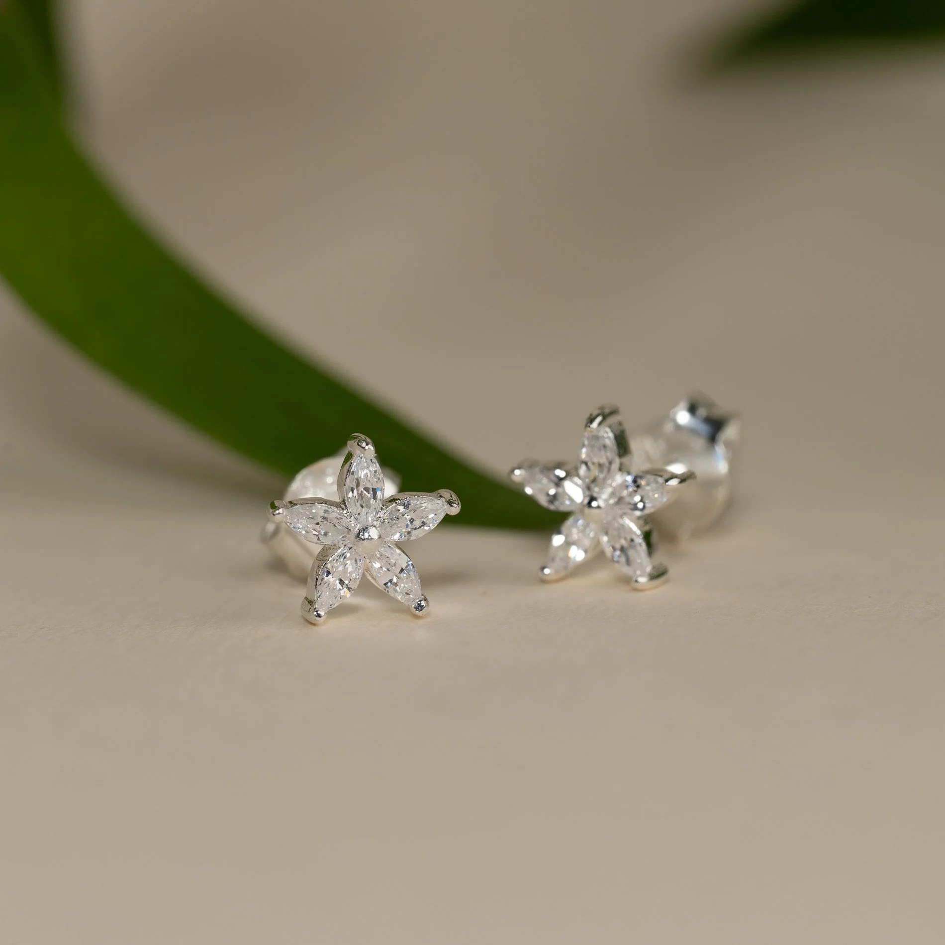 BELLIS CRYSTAL SILVER EARRING - Image 3