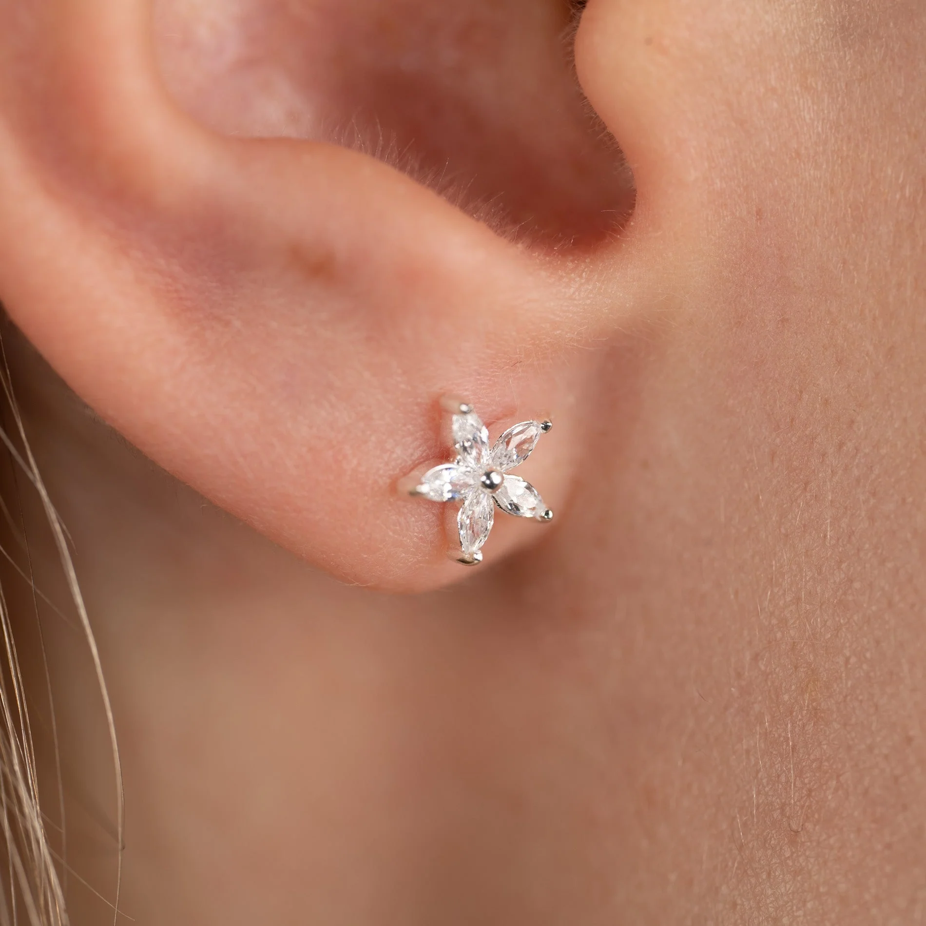 BELLIS CRYSTAL SILVER EARRING - Image 4
