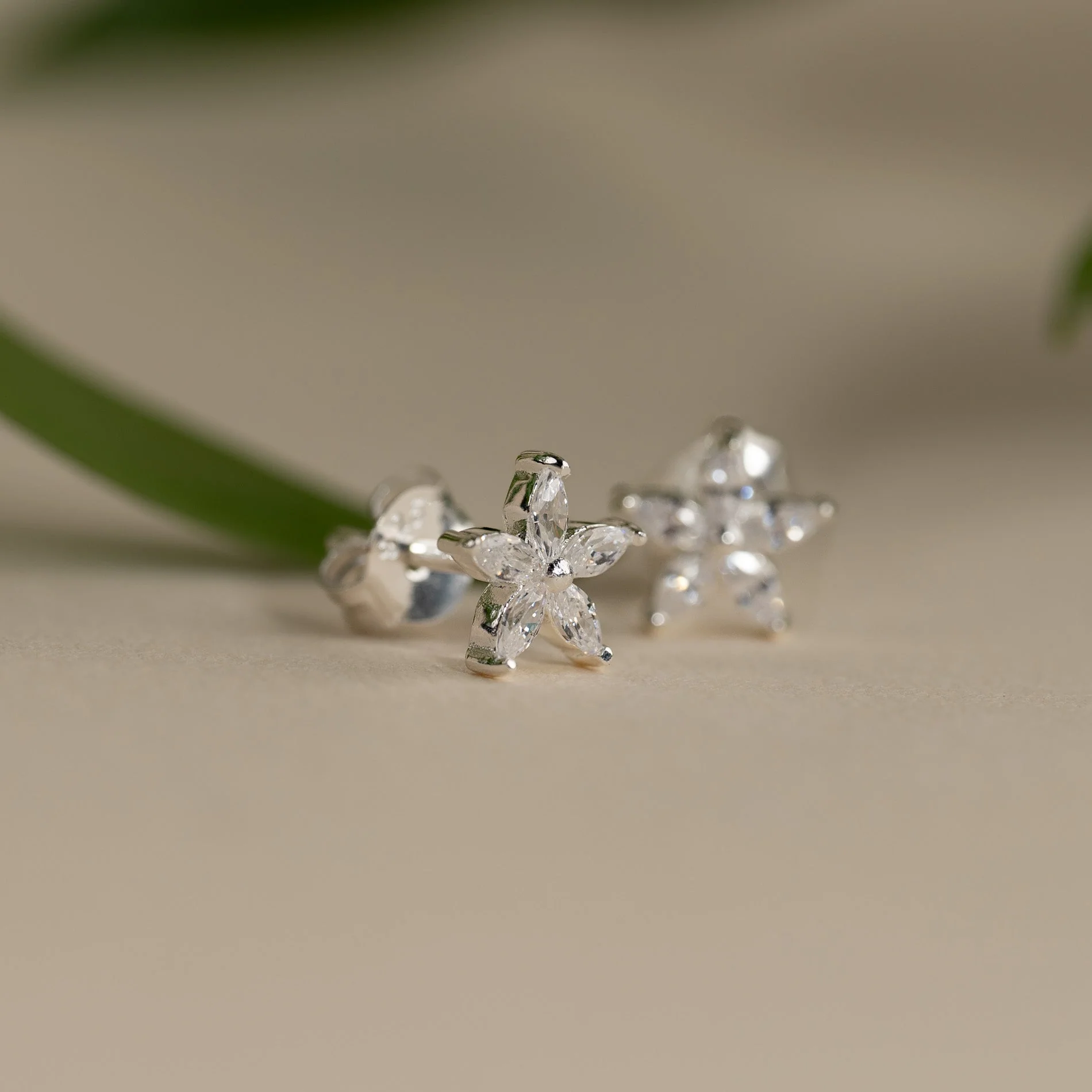 BELLIS CRYSTAL SILVER EARRING - Image 5